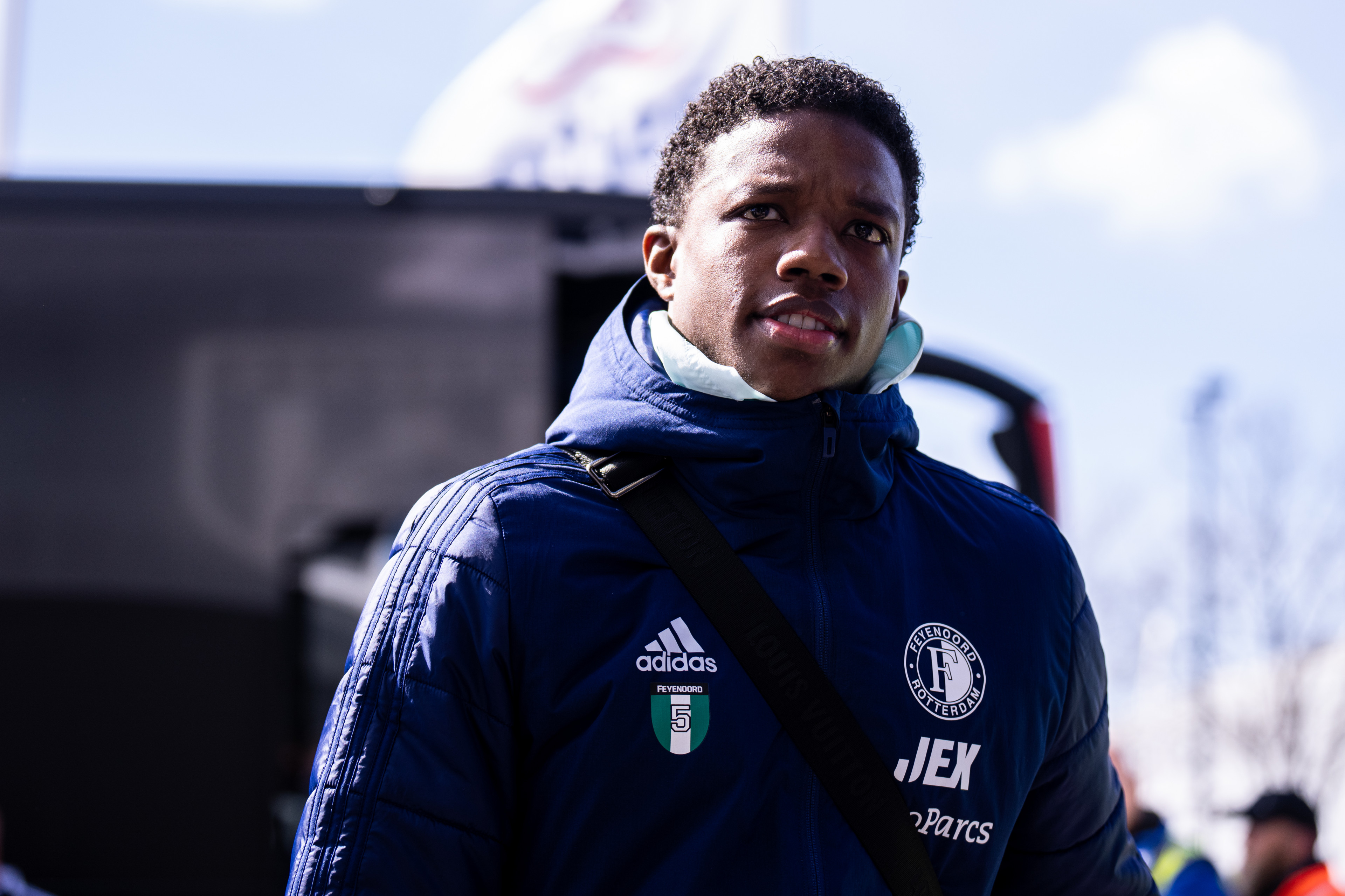 Van Persie ziet Malacia jonge spelers inspireren: "Ik ben heel trots op hem"