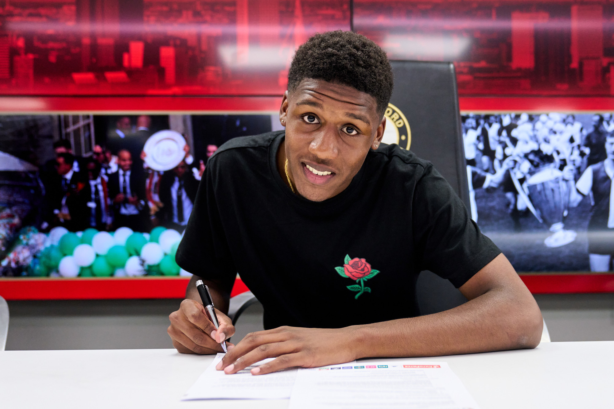 Djomar Giersthove zet handtekening onder eerste contract