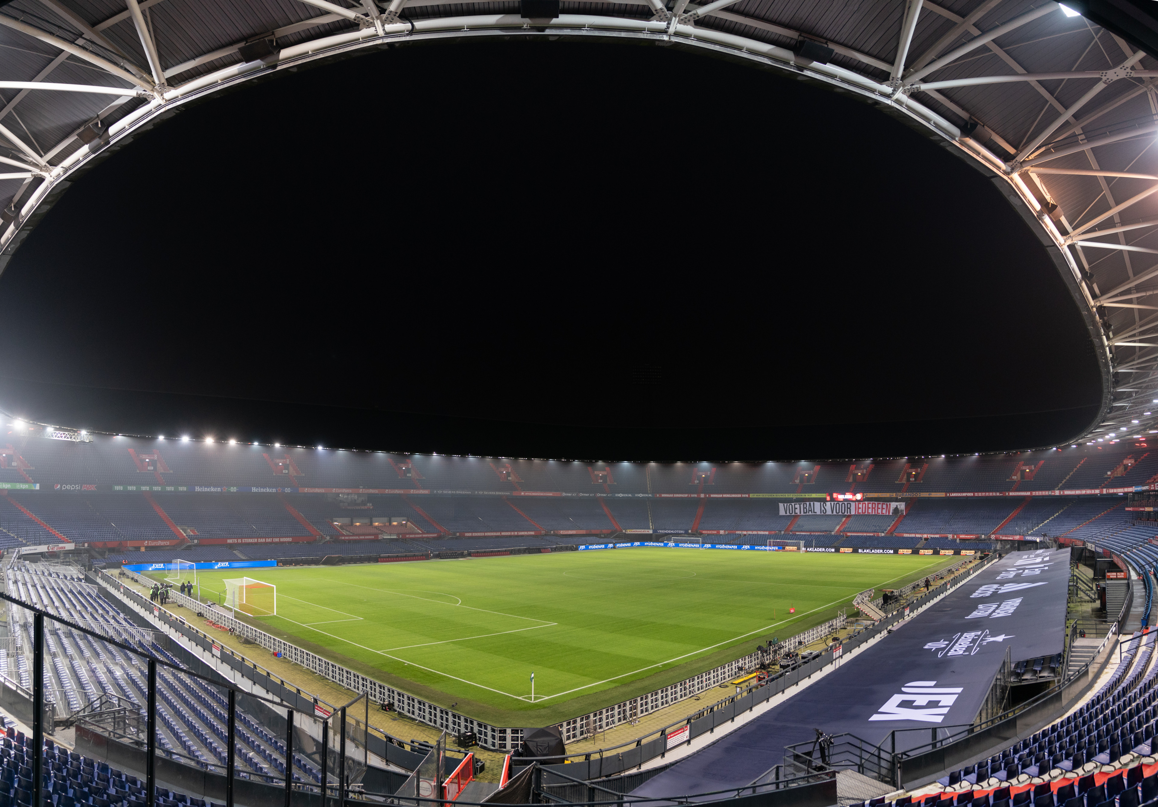 Waterleiding gesprongen in De Kuip