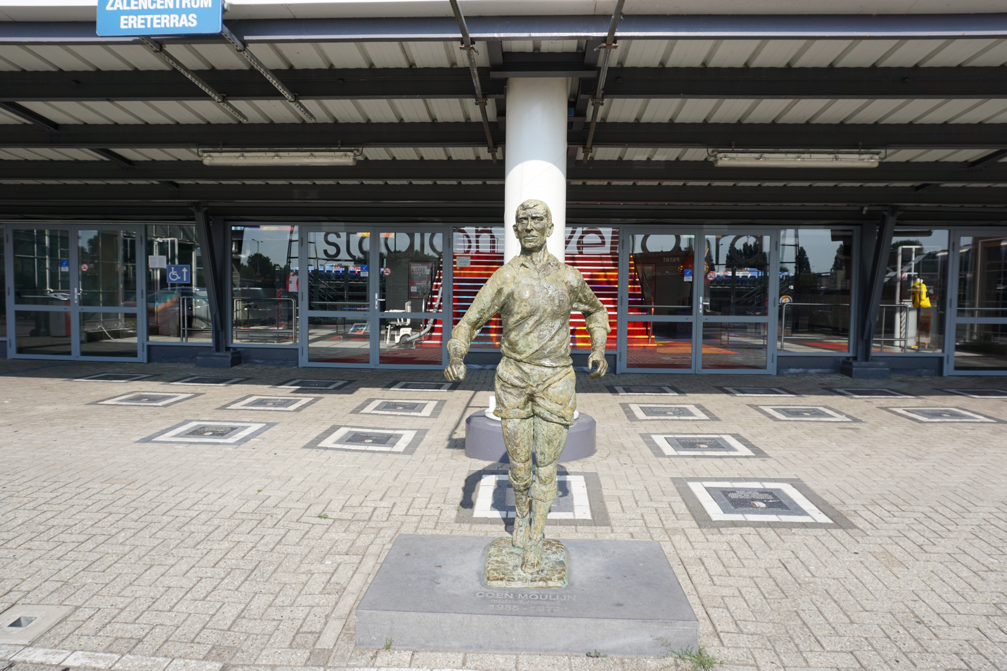 Unieke tegels bij standbeeld Coen Moulijn