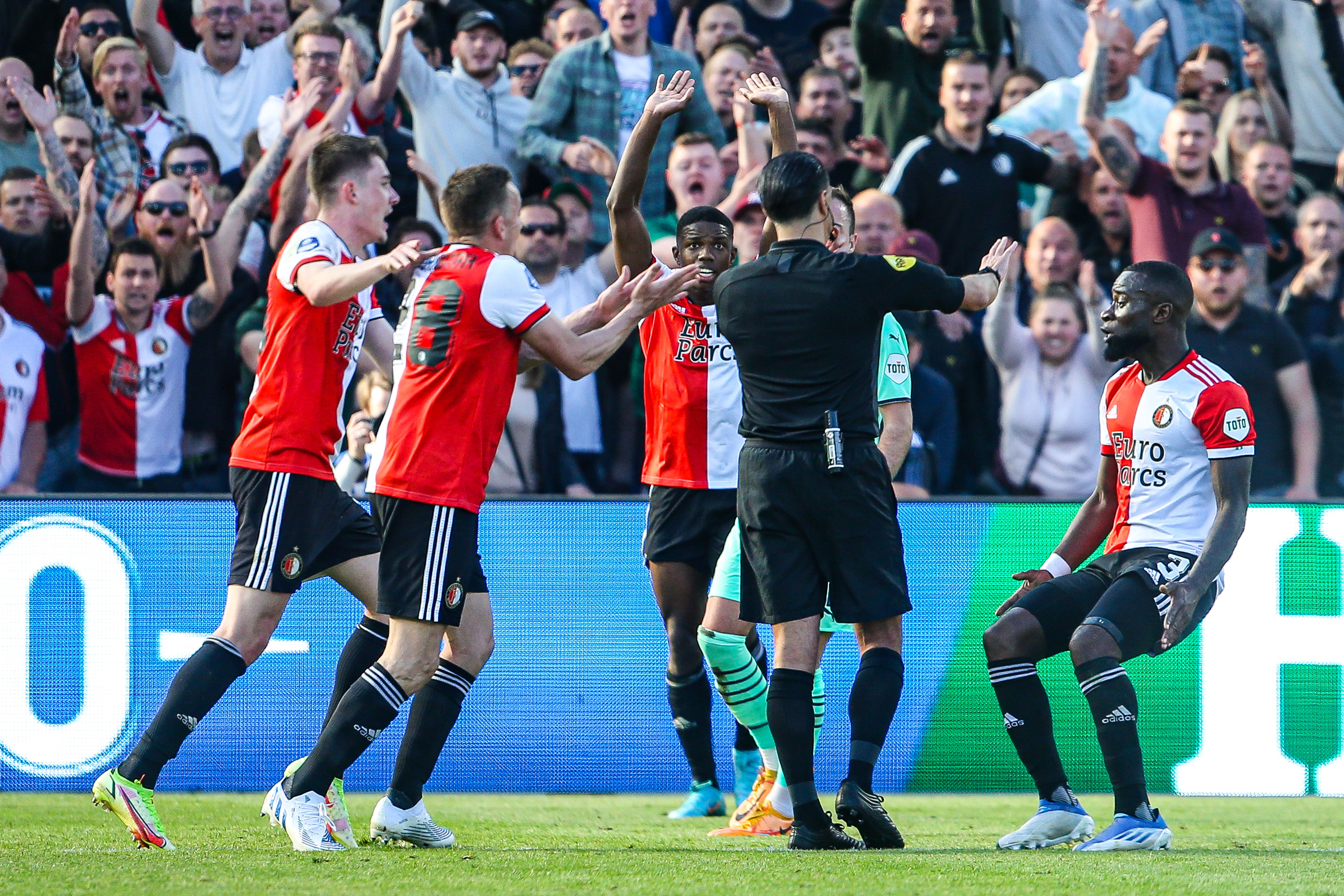 FIFA past vlak voor seizoenstart buitenspelregel aan