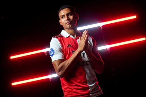 Feyenoord presenteert Peruaanse linksback Marcos López