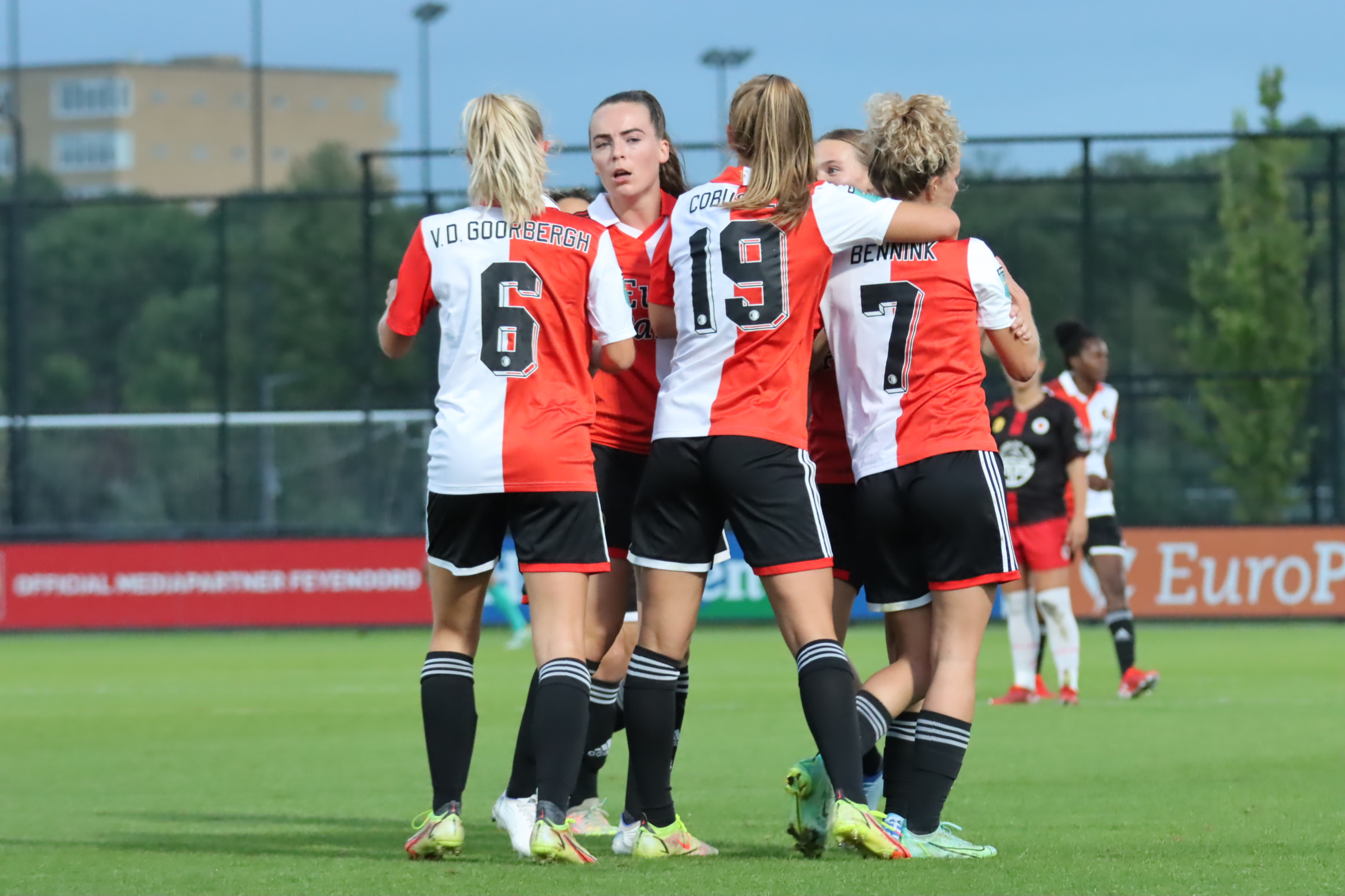 Feyenoord Vrouwen blijft ongeslagen na zwaarbevochten zege in Sittard