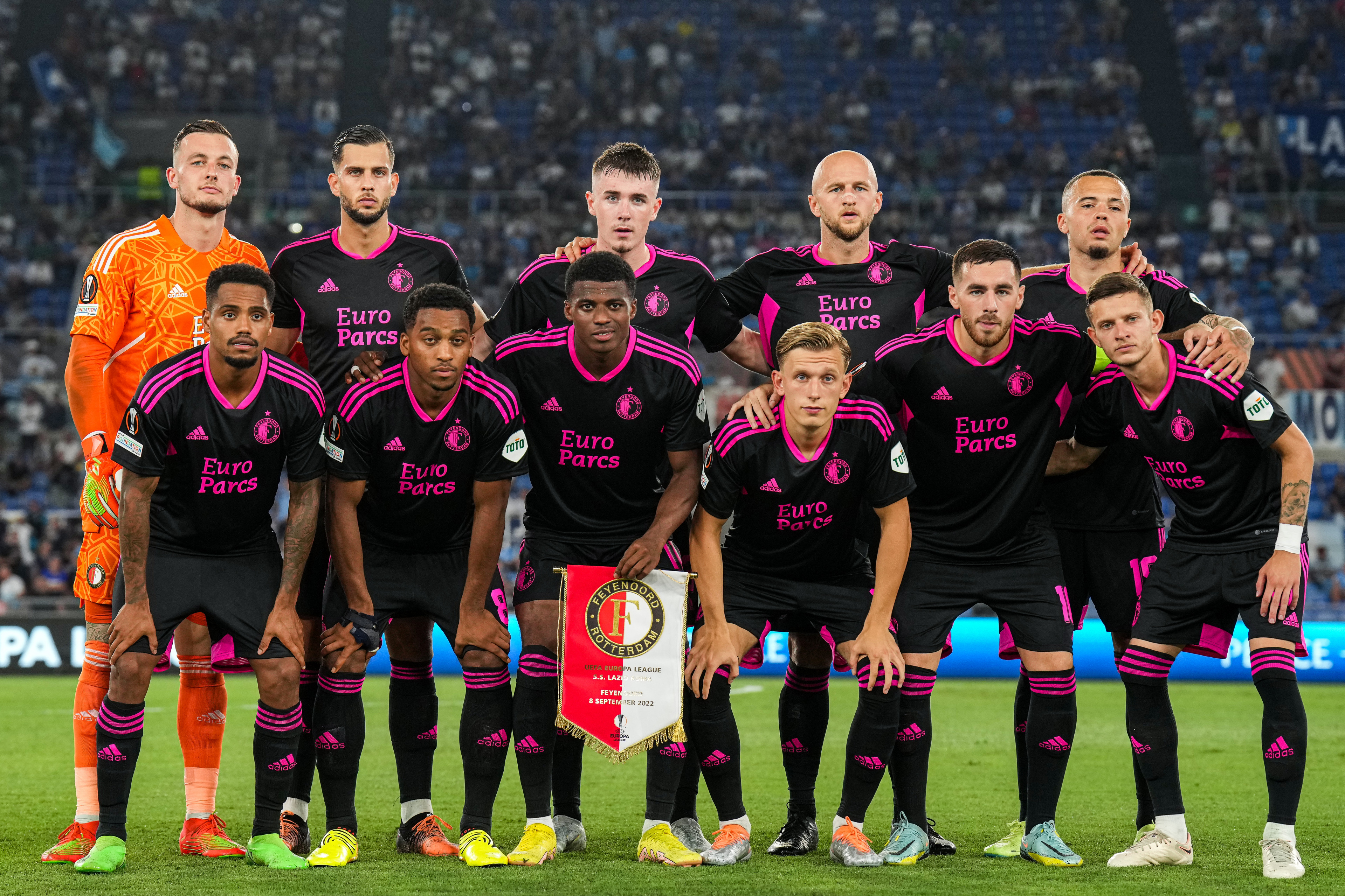 Feyenoord met 23 spelers naar Warschau