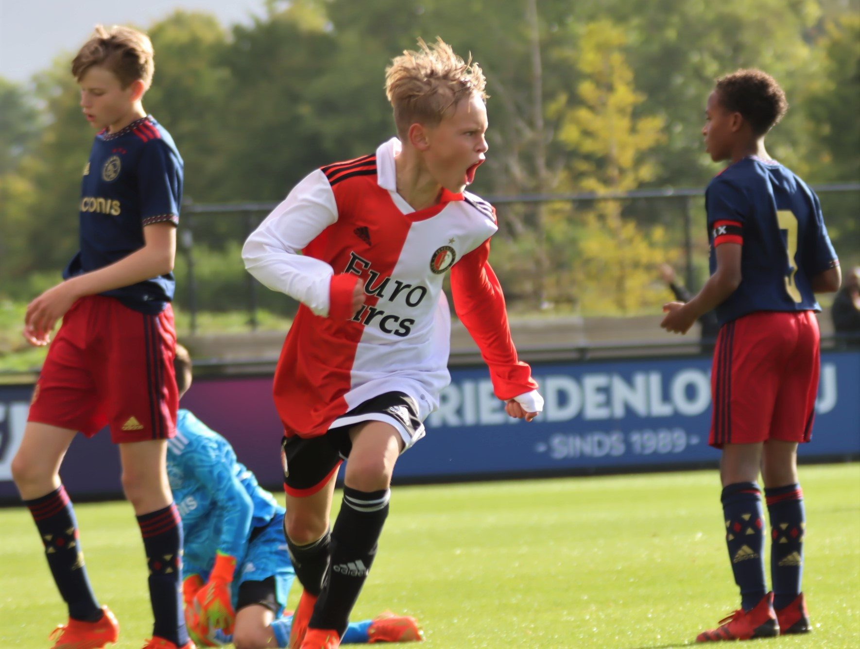 Feyenoord onder 13 wint mini-klassieker met 4-3