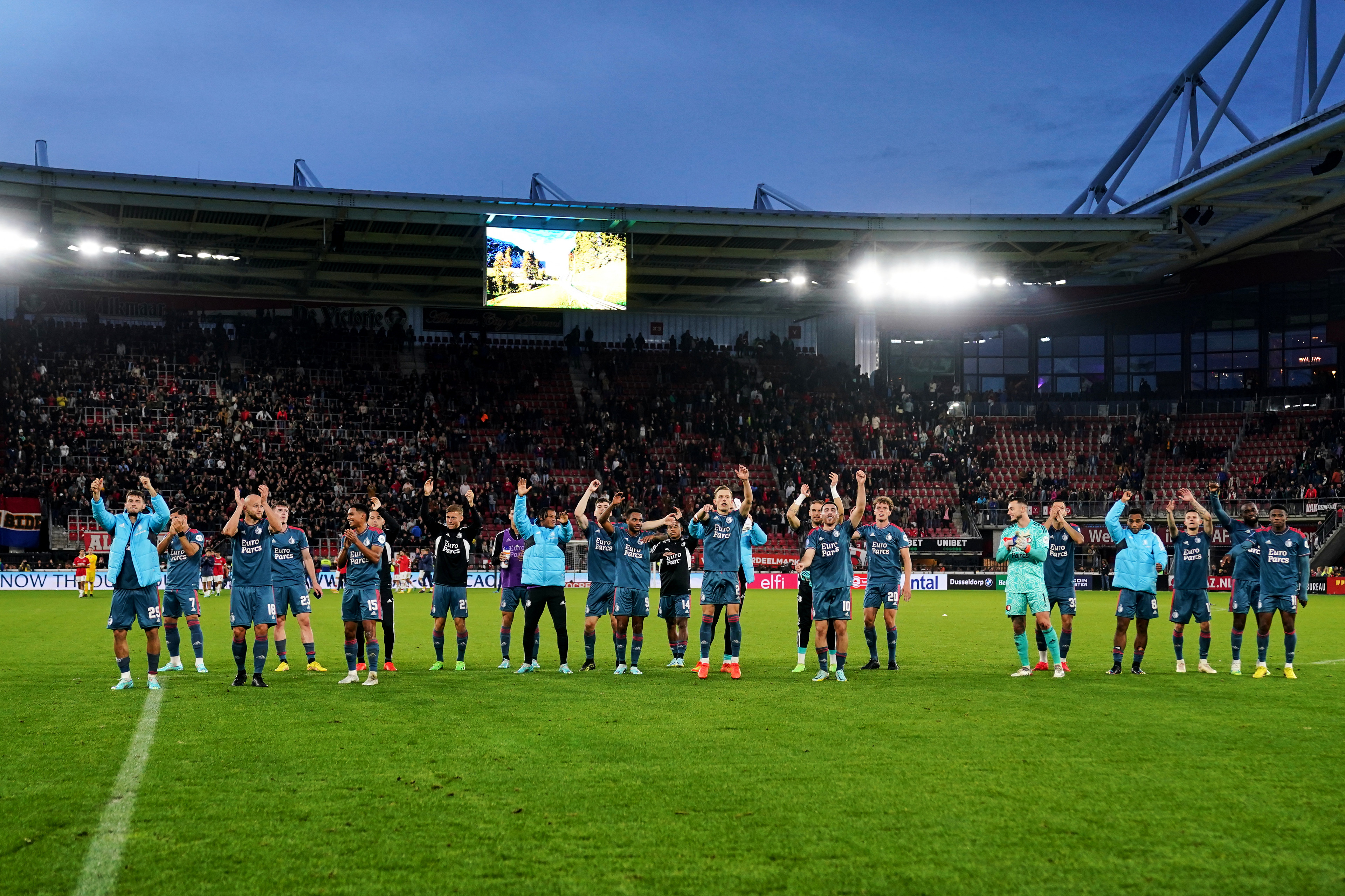 Feyenoord en AZ halen geld op voor Donny van Iperen