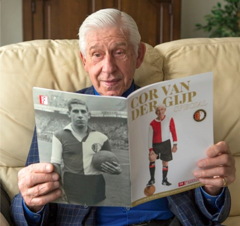 De Feijenoorder herdenkt Cor van der Gijp met delen magazine