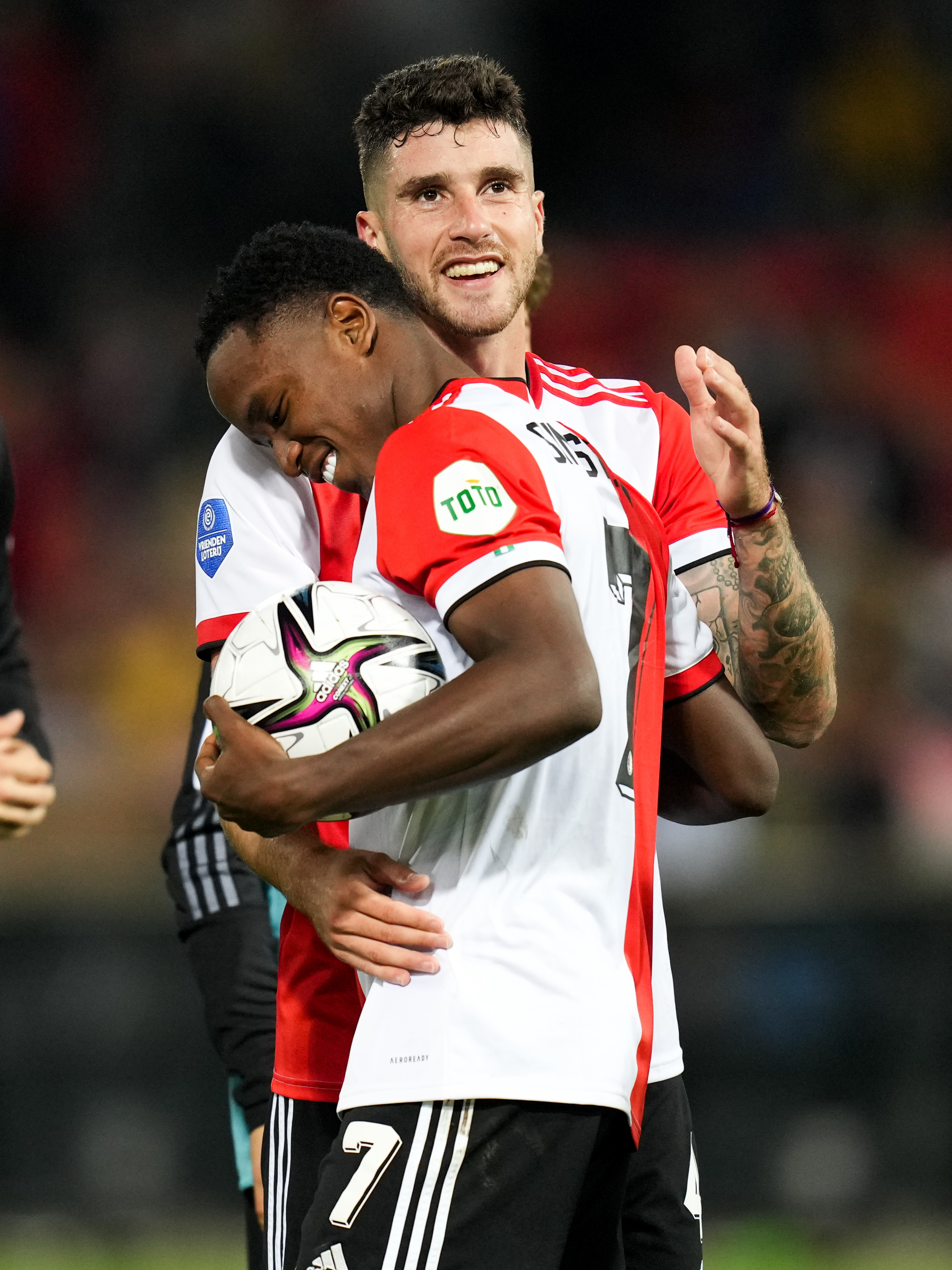 Feyenoord komt met special over afscheid Senesi en Sinisterra