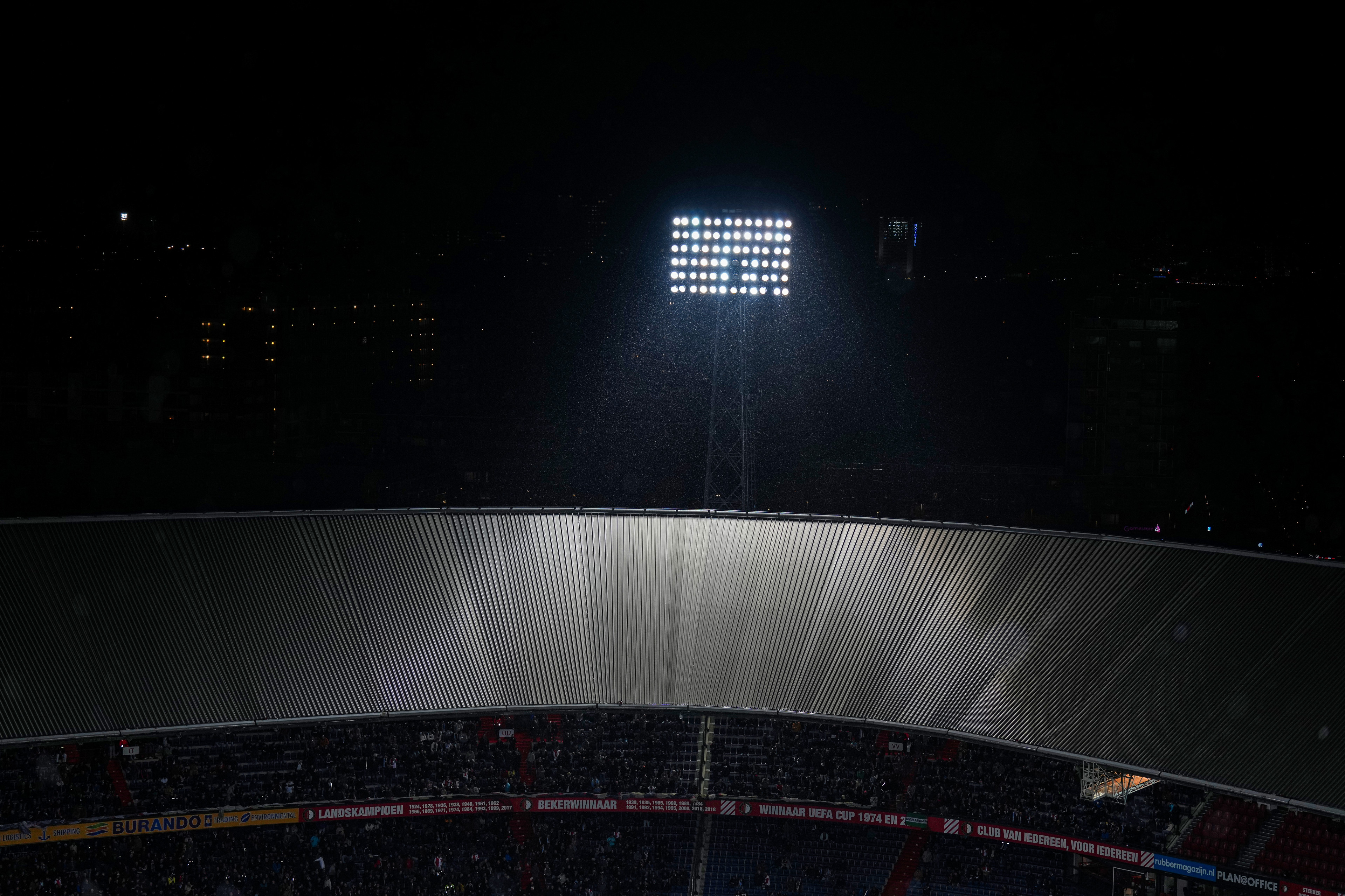Stadion Feijenoord start vervanging stadionverlichting
