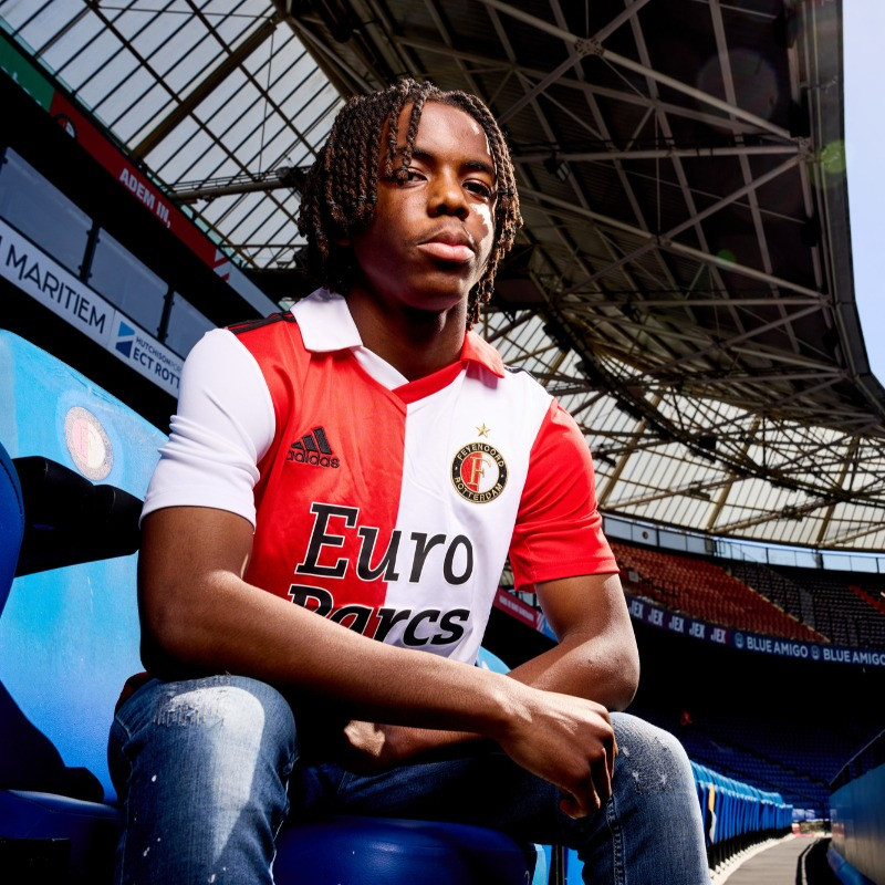 Eerste profcontract voor Matthew Mparaganda