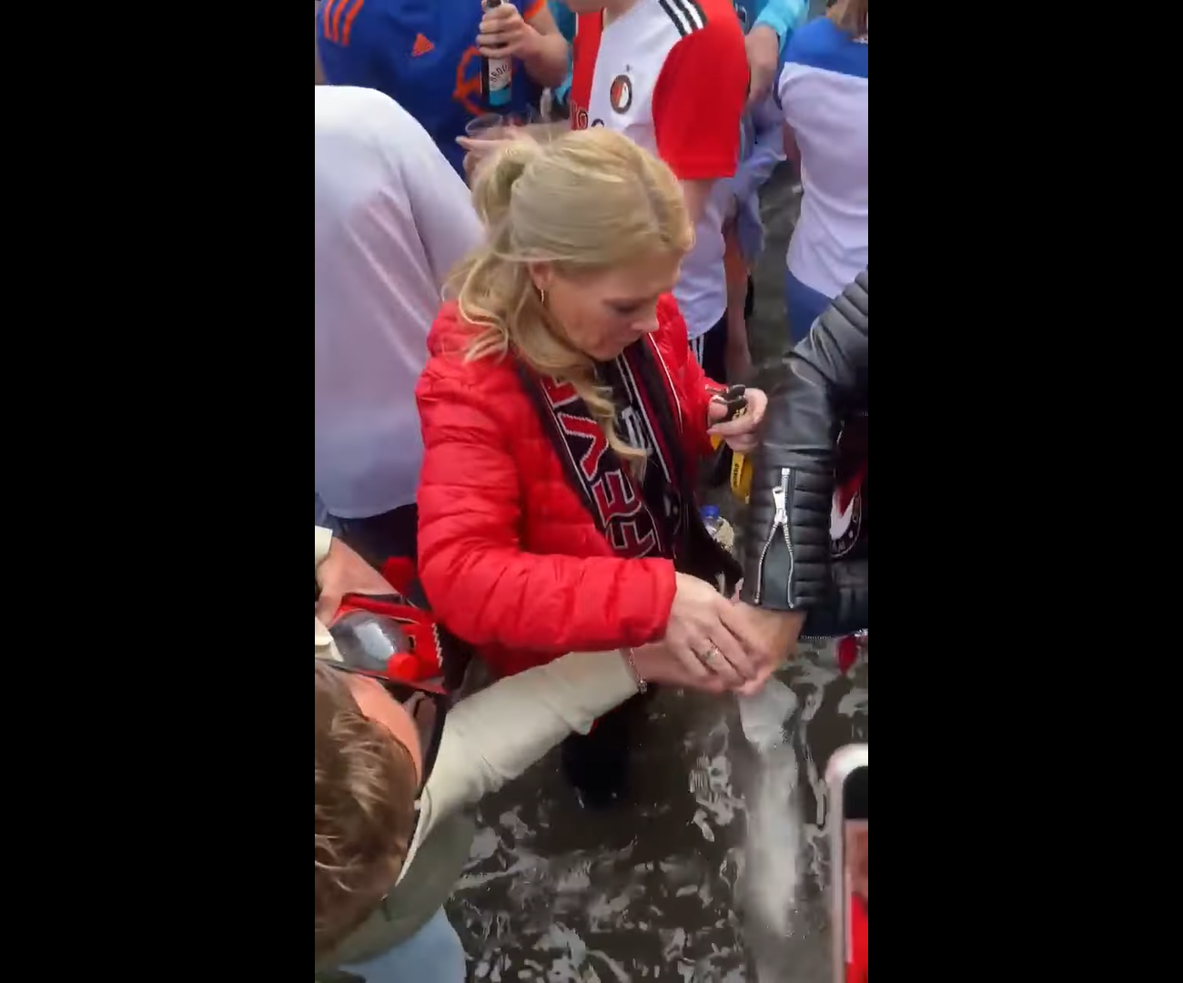 Familie strooit opa uit in Hofpleinfontein tijdens kampioensfeest