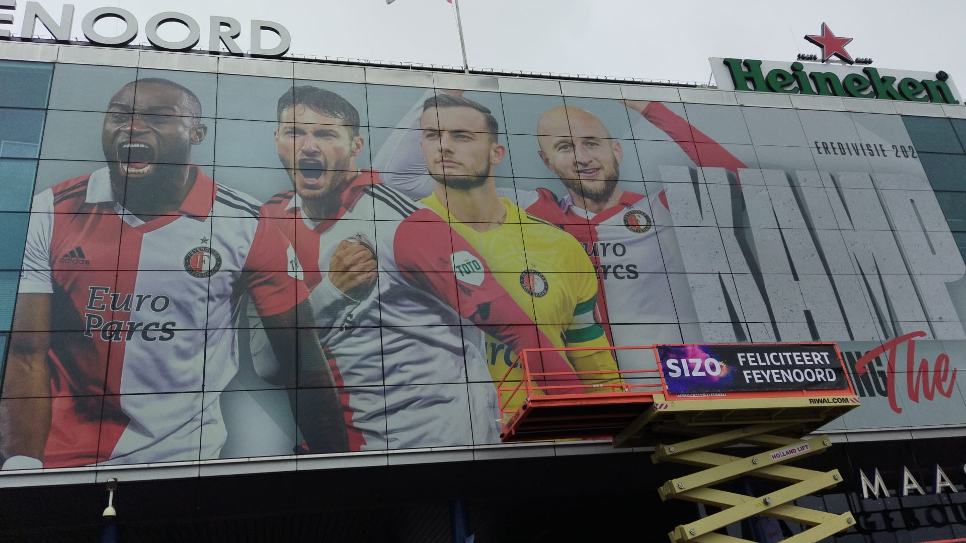 De Kuip aangekleed in kampioenssferen [eerste foto's]