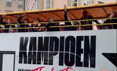 Spelersbus verlaat onder luid gejuich stadhuis [video]