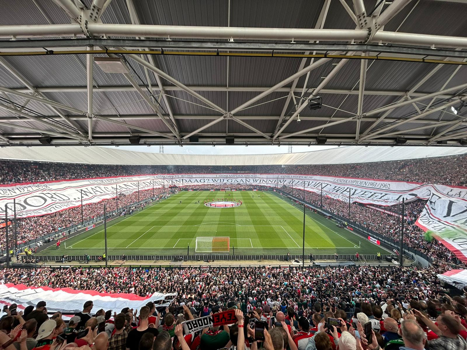 Grootste spandoek ooit onthult tijdens kampioenswedstrijd in De Kuip