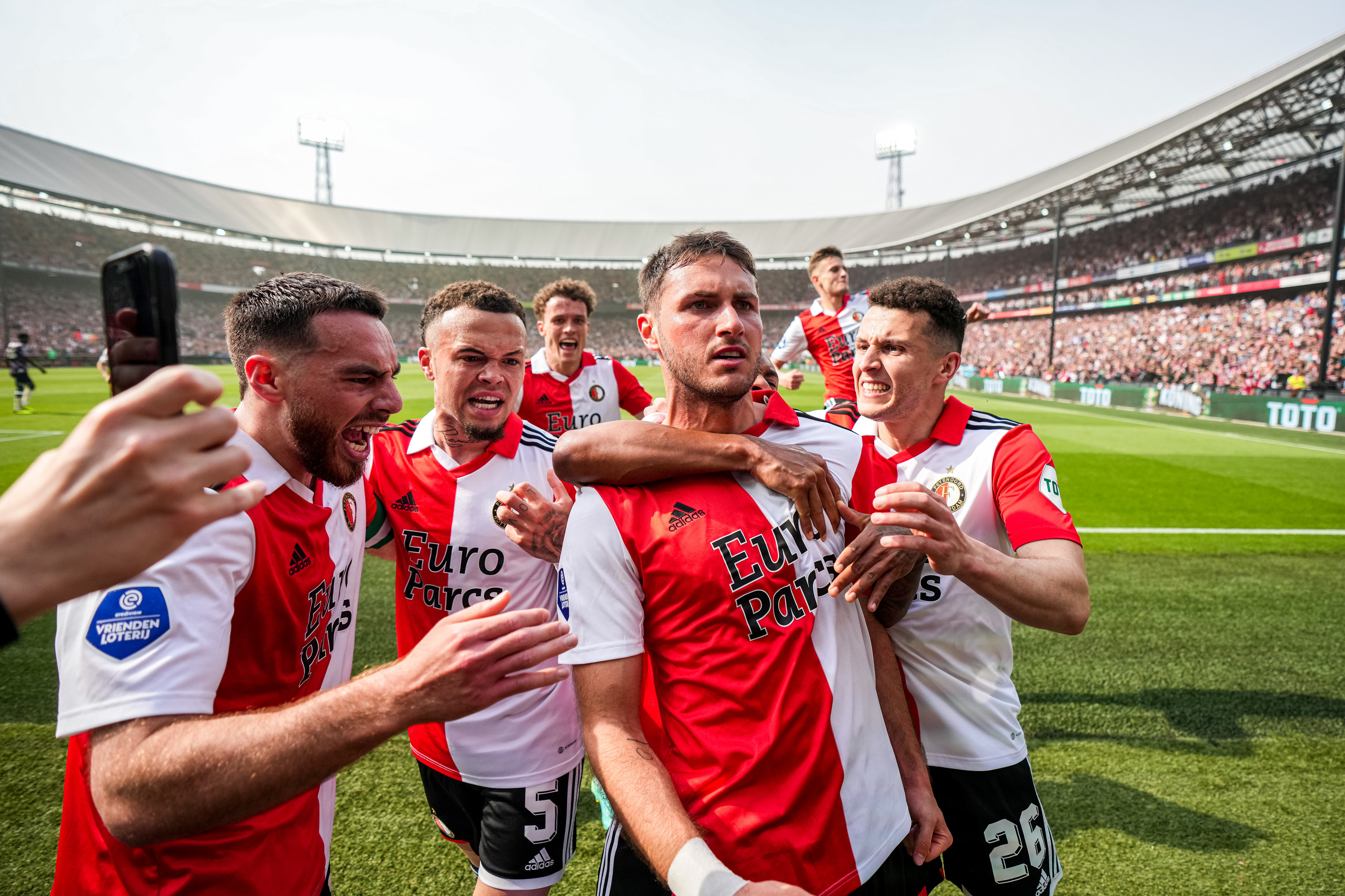 gimenez, hartman, idrissi & kokcu juichen na goal