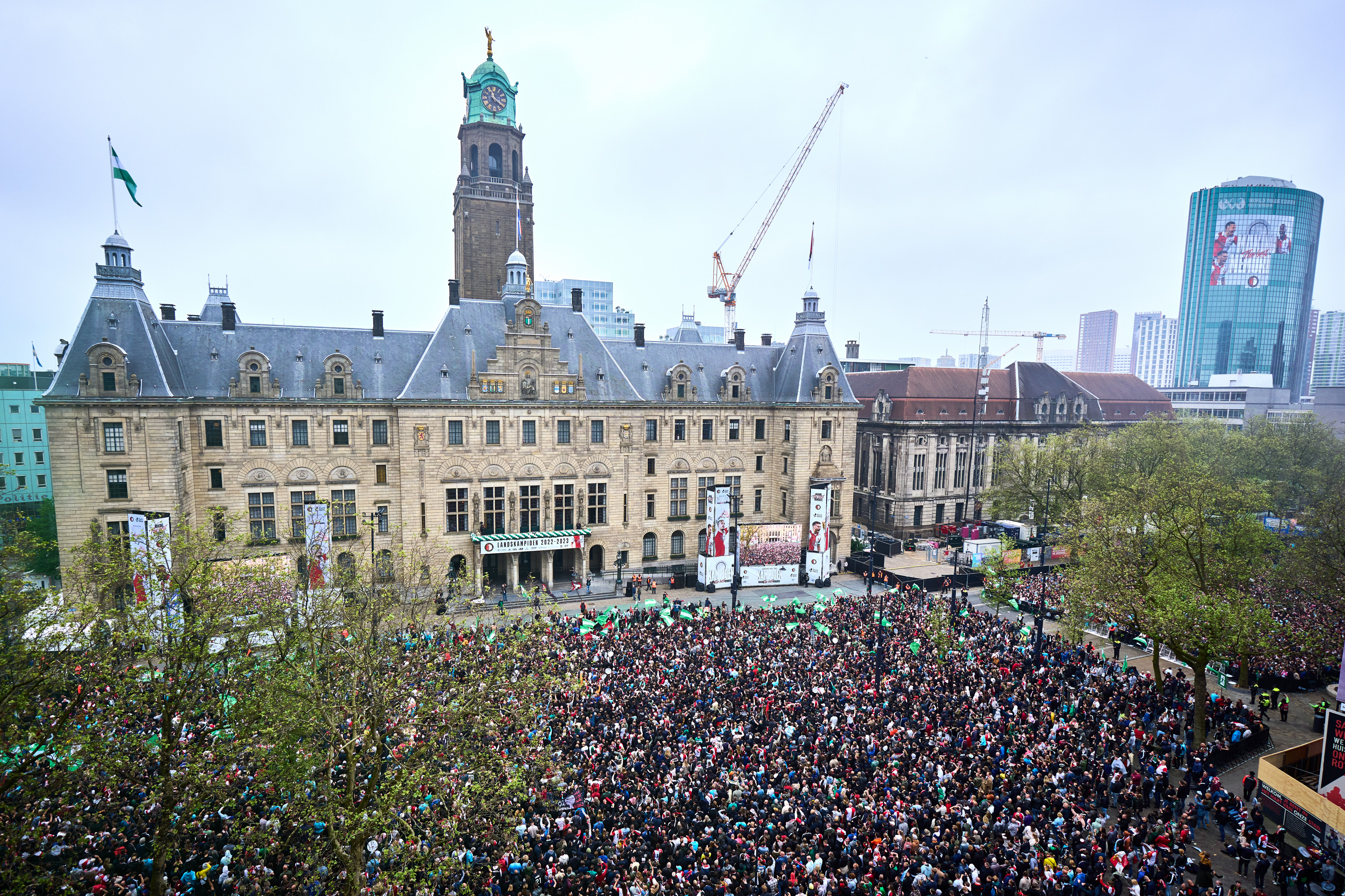 Feyenoord spelers en staf juichen fans toe op de Coolsingel [video]