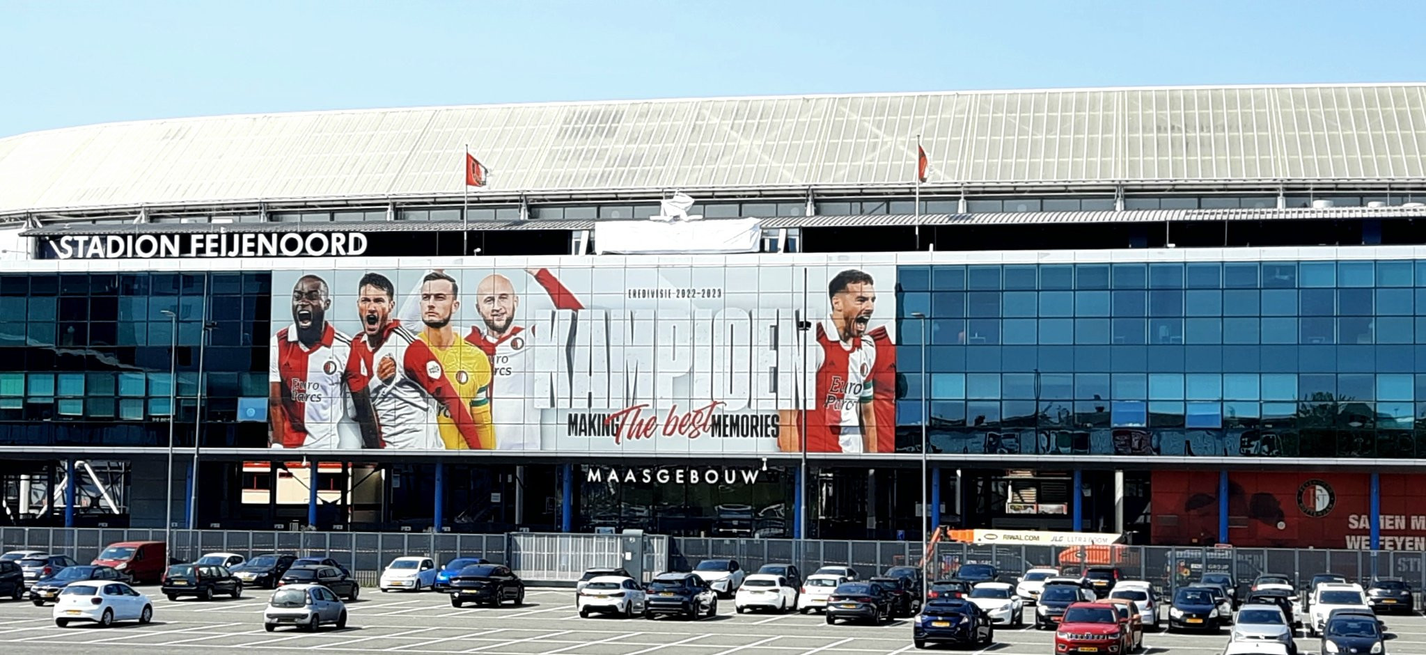Feyenoord verwijdert kampioensuitstralingen van het Maasgebouw