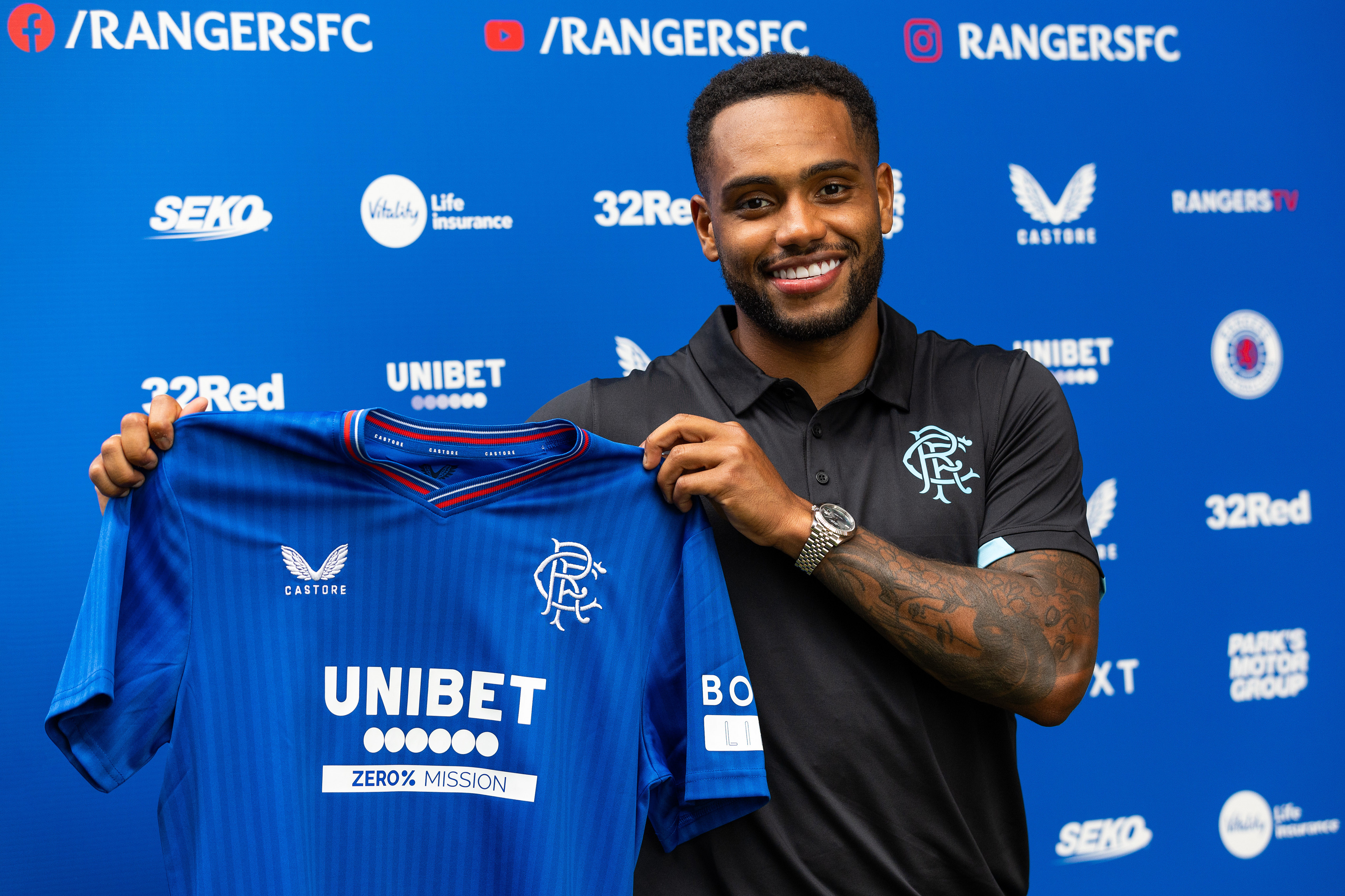 Danilo gepresenteerd bij Rangers