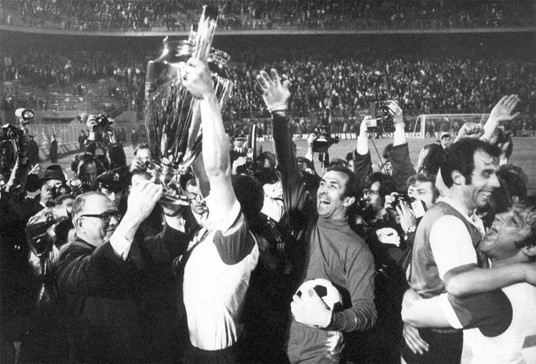 Trophy Day • Feyenoord behaalt groot succes en wint als eerste Nederlandse club de Europa Cup I