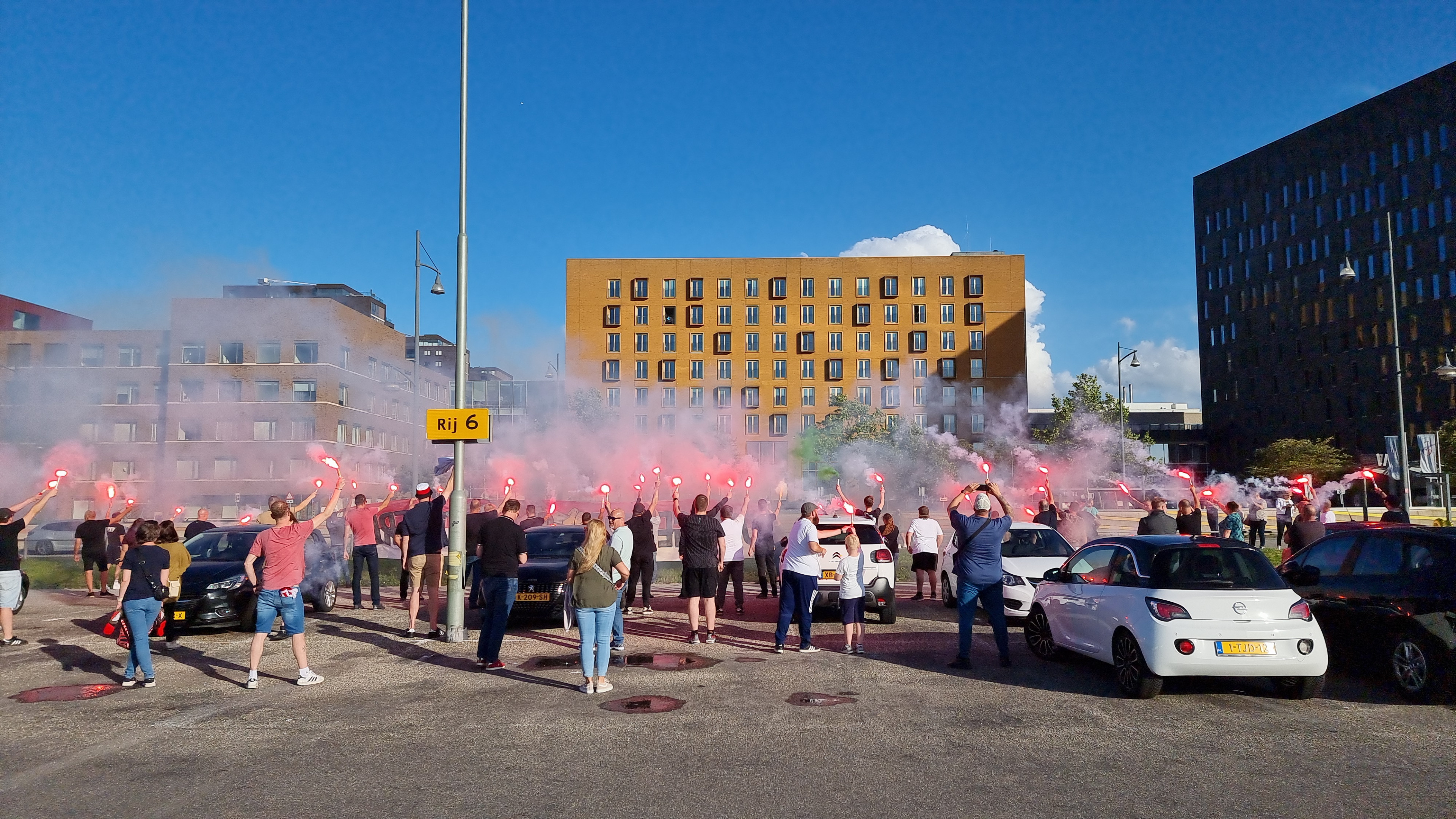 supporters-vieren-verjaardag-gerard-meijer-bij-het-albert-sweitzer-ziekenhuis-in-dordrecht-1