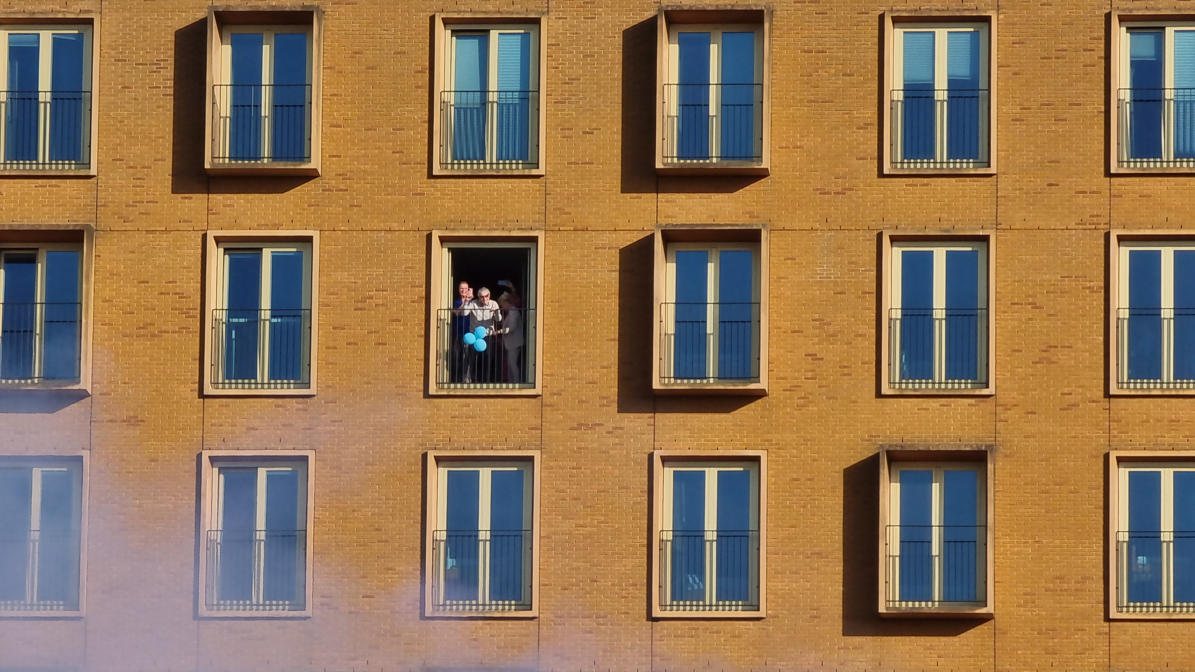 supporters-vieren-verjaardag-gerard-meijer-bij-het-albert-sweitzer-ziekenhuis-in-dordrecht-2