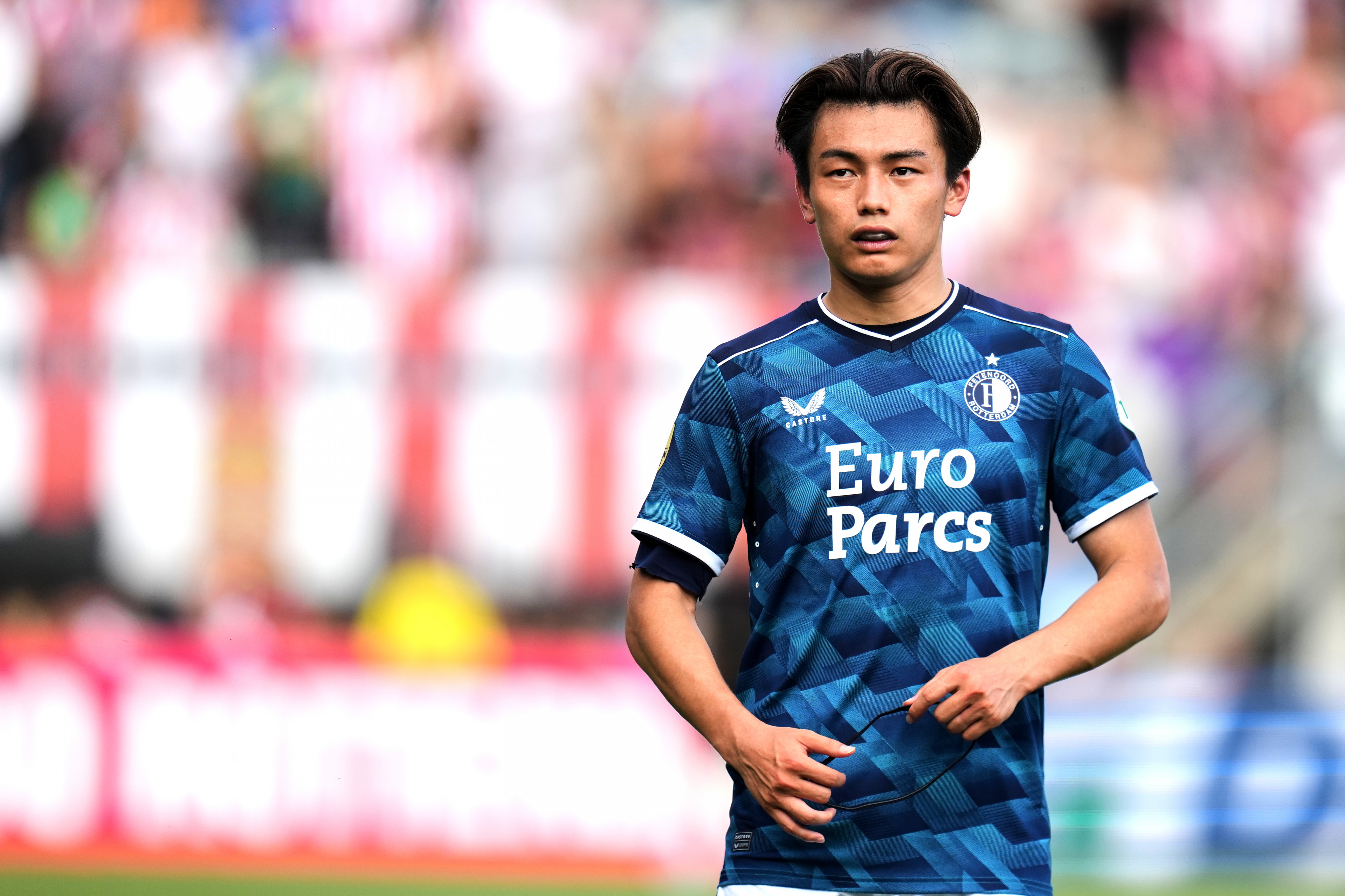 'Ayase Ueda verlaat Japans elftal met blessure'