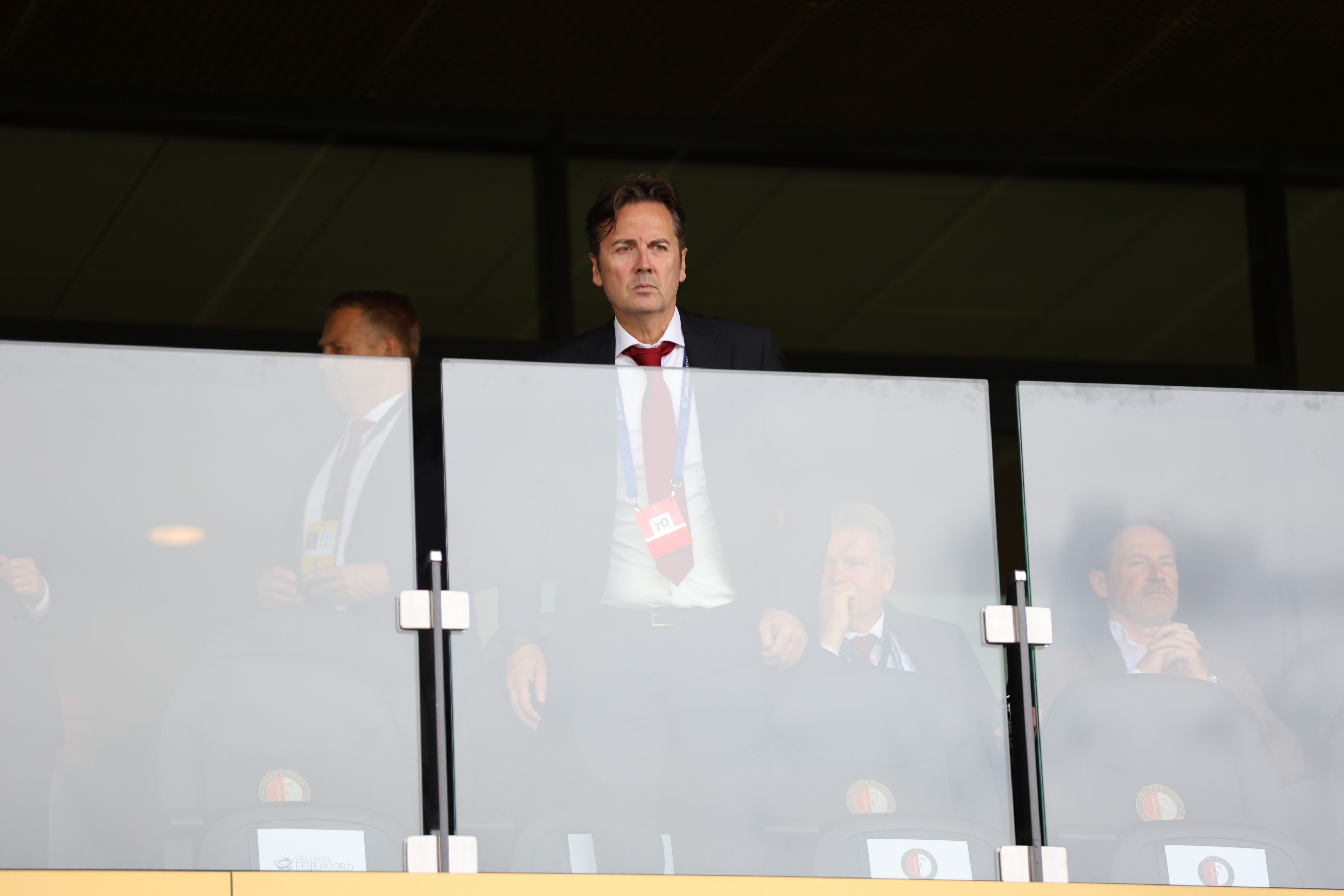 Feyenoord verschanst zich in moeilijke tijden; de media lijken de club niet te bevallen