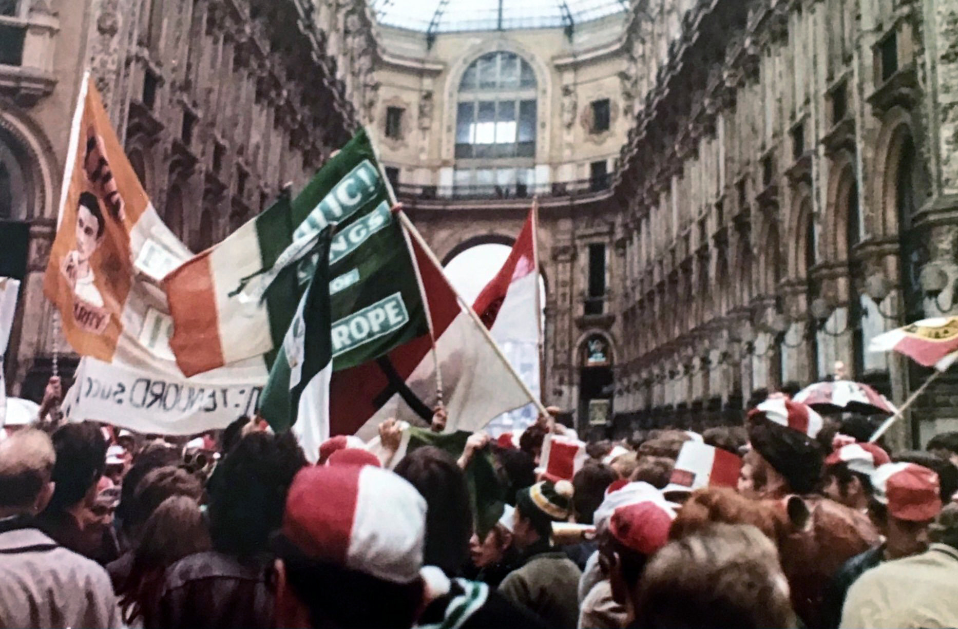feyenoord-supporters-in-milaan-samen-met-celtic-supporters-in-de-wereldberoemde-gallery