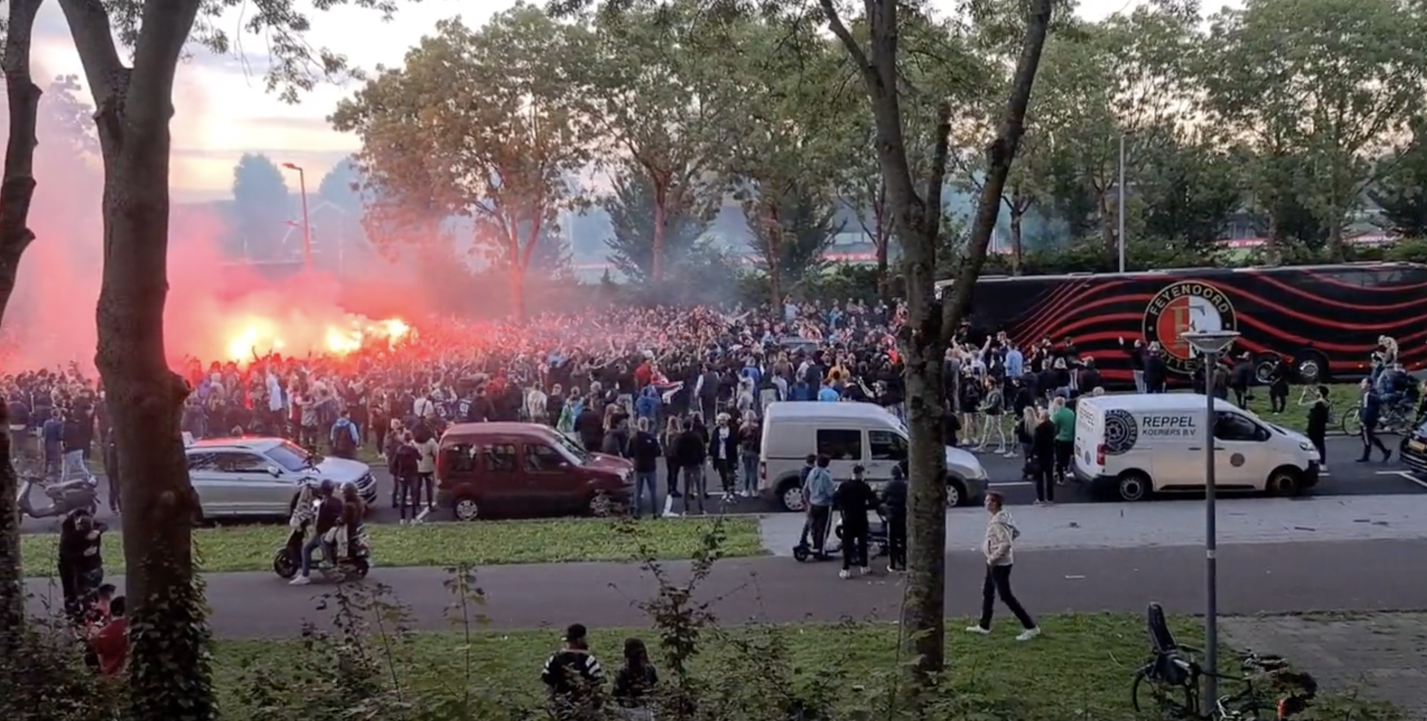 Spelersbus Feyenoord toegejuicht door honderden supporters bij terugkomst op 1908