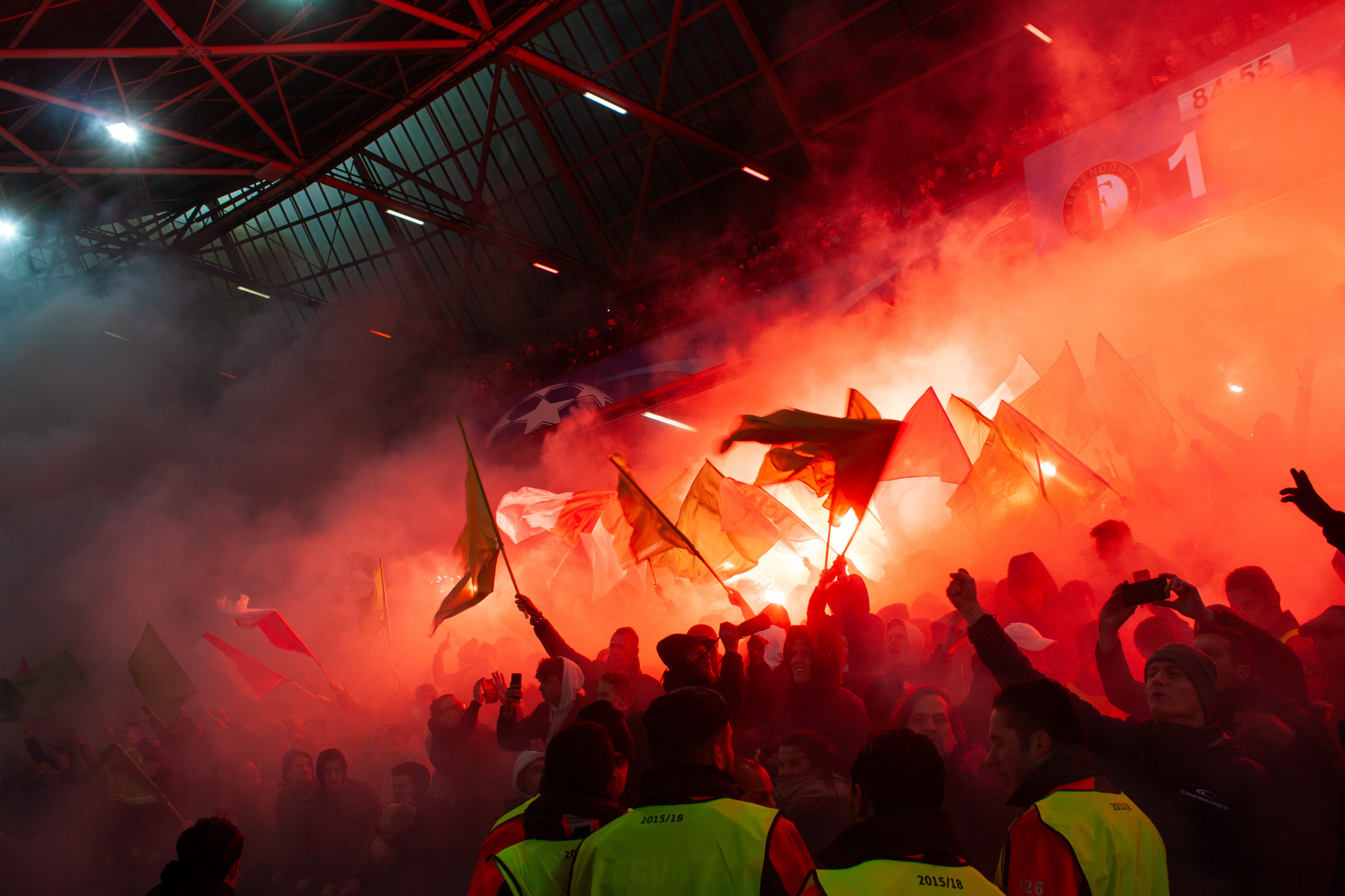 feyenoord-supporters-steken-vuurwerk-en-fakkels-af-tijdens-feyenoord-napoli-sfeeractie-2017