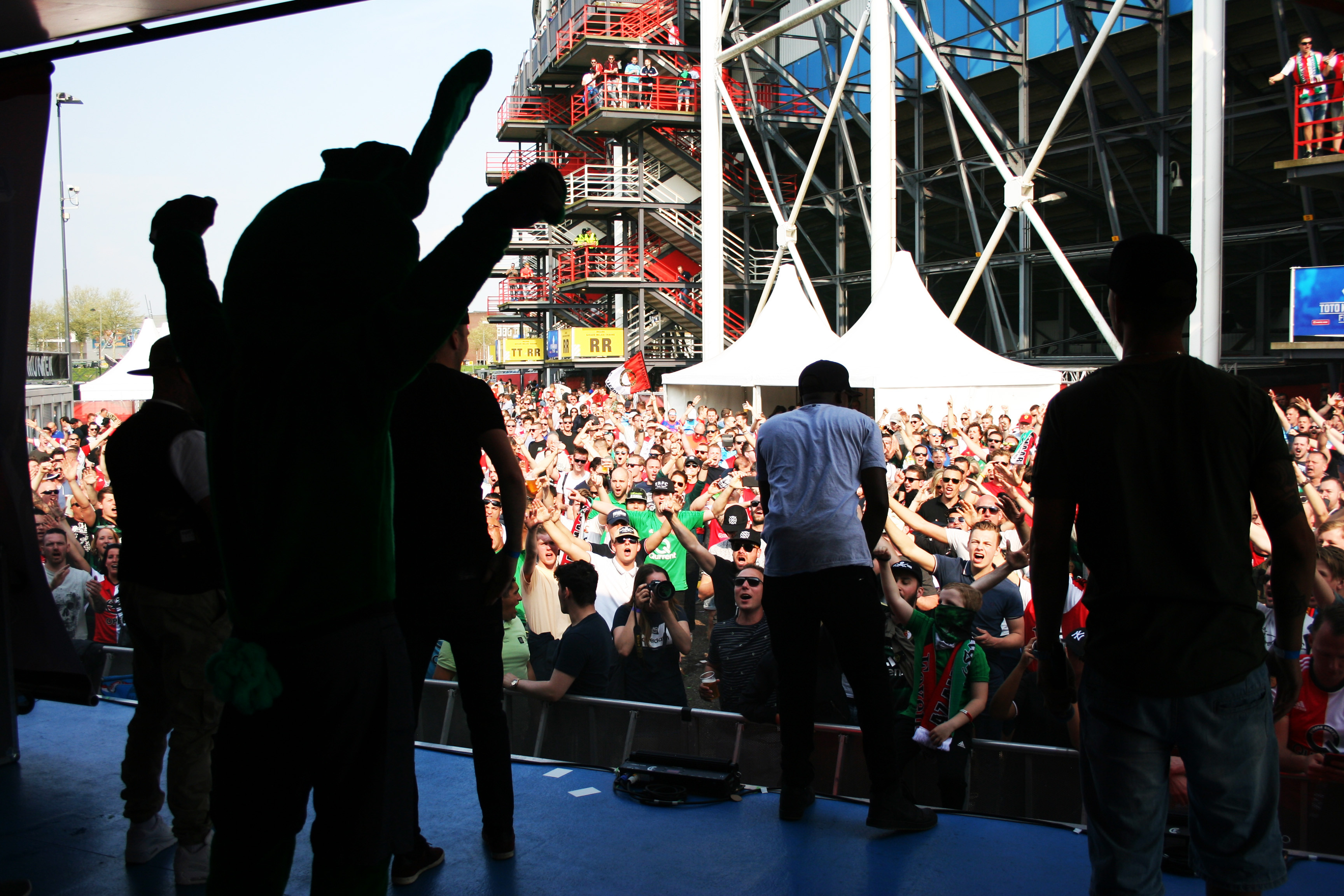PMDS-plein op gele zijde De Kuip bij bekerfinale