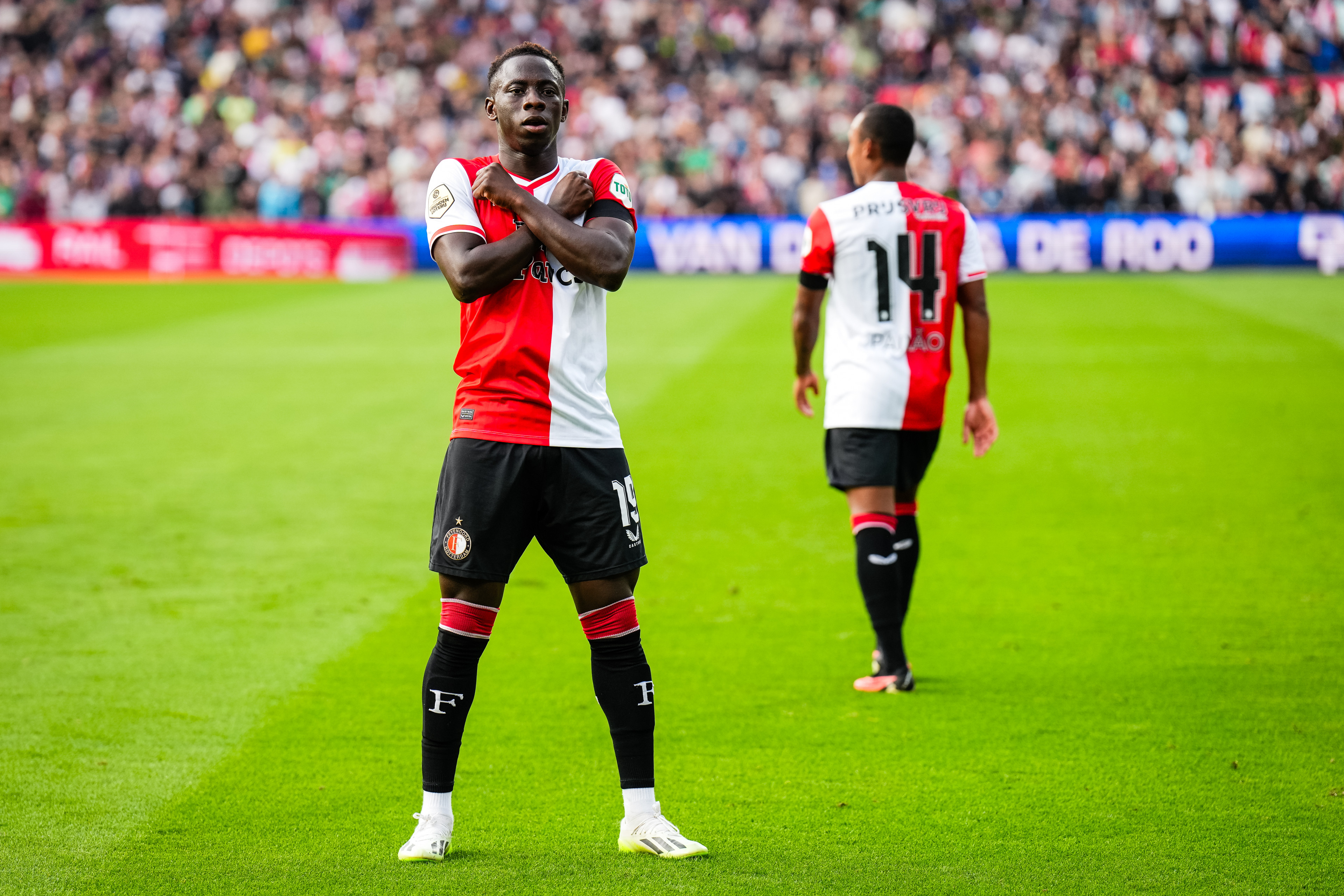 Vroegtijdige terugkeer Minteh bij Newcastle niet uitgesloten: "Hij heeft het profiel dat we nodig hebben"