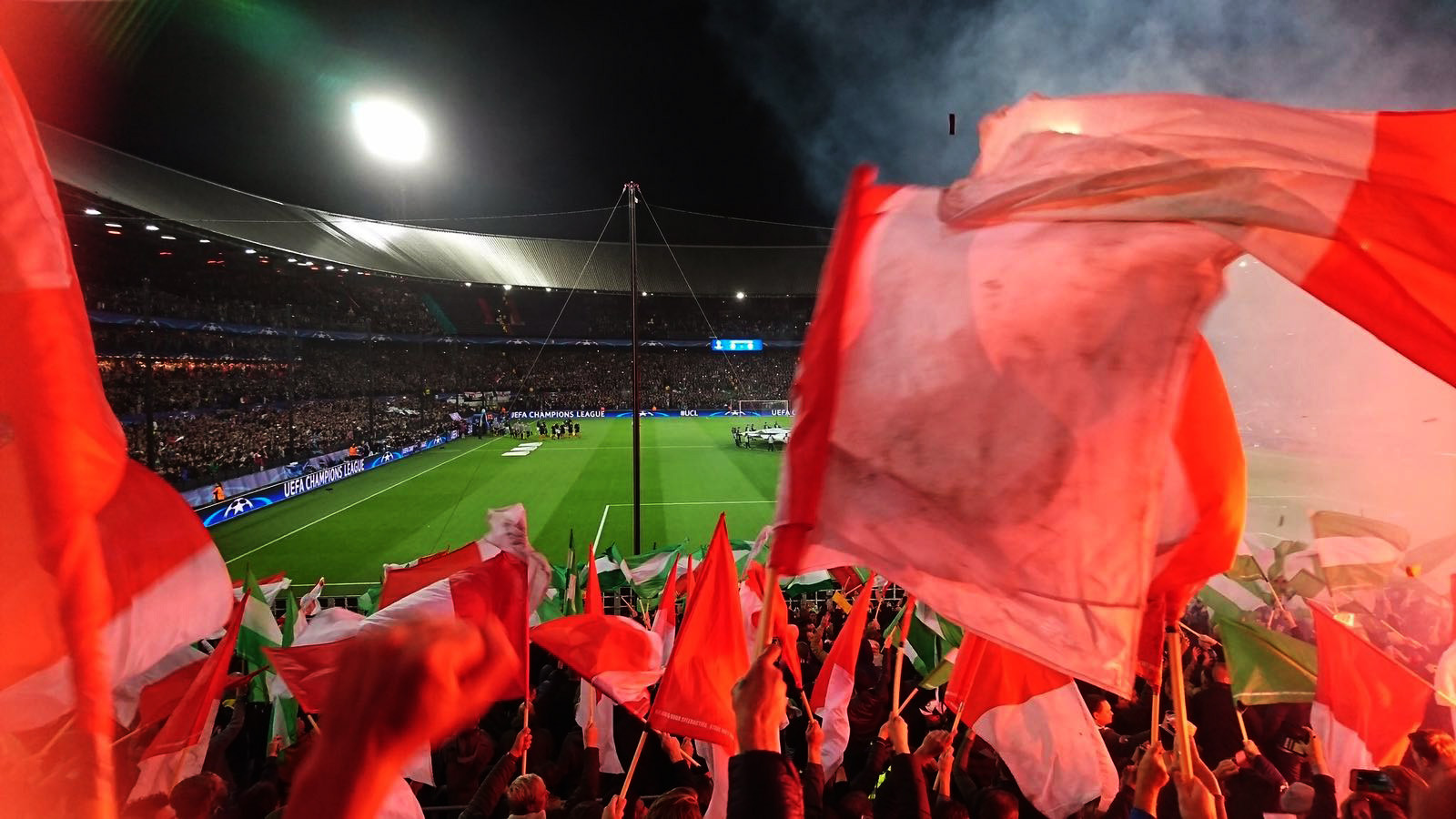 sfeeractie-van-feyenoord-supporters-de-feijenoorder-vlaggen-2017-feyenoord-napoli-champions-league