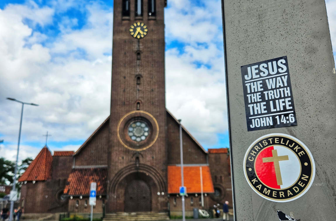 Steun de actie • Supporters delen Feyenoordshirts uit aan minderbedeelden kinderen