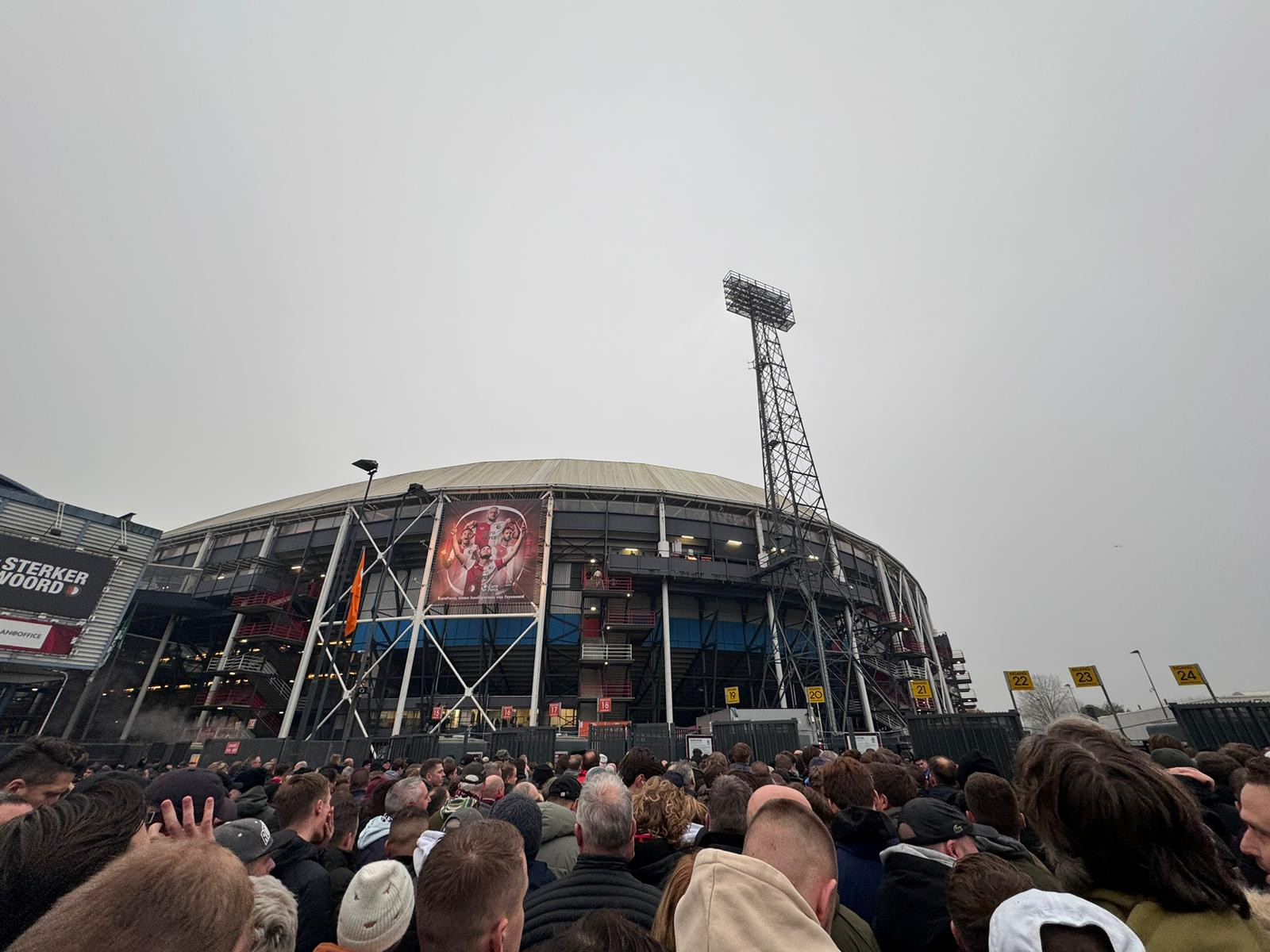 Supporters beklagen zich over lange rijen bij De Kuip