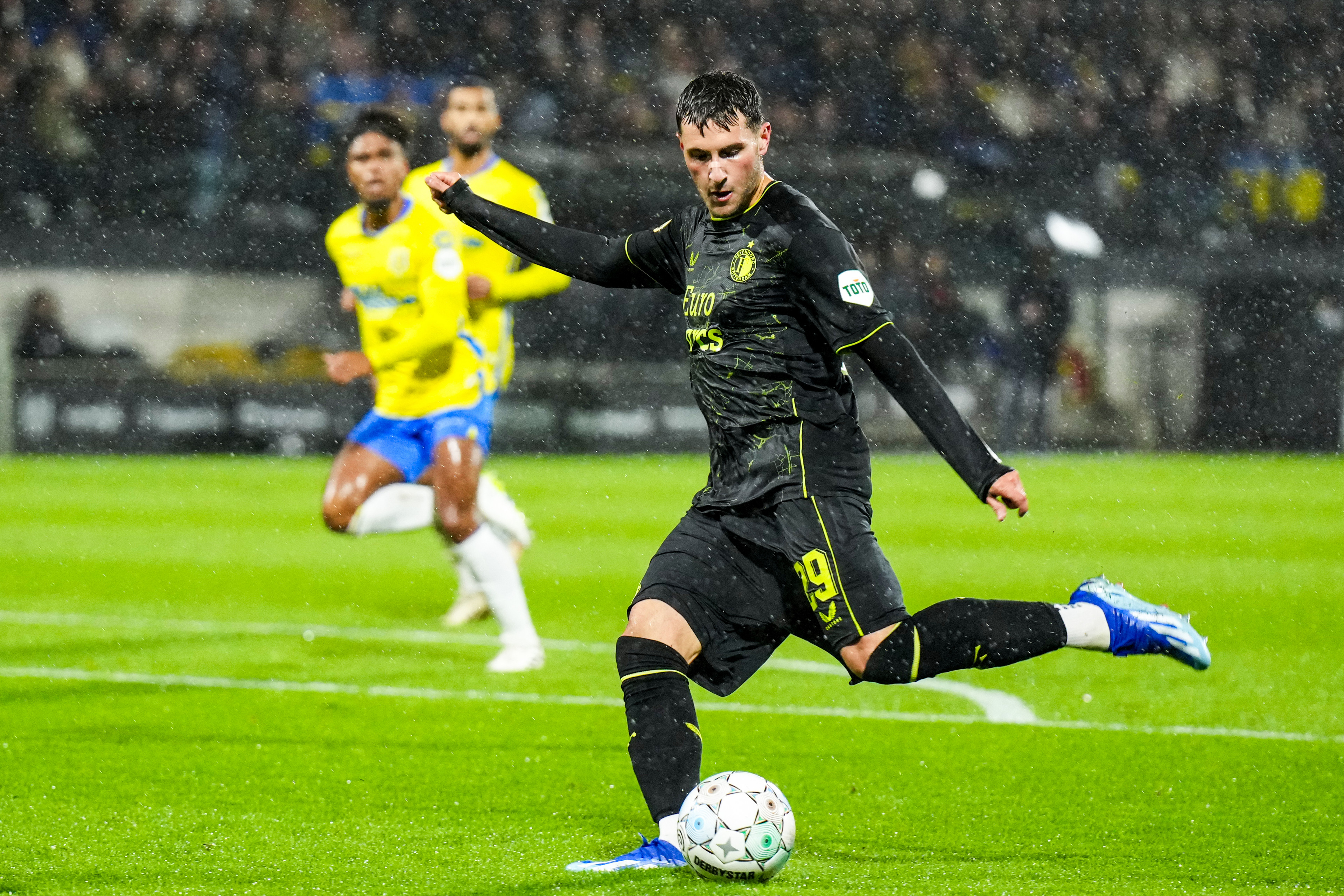 Giménez faalt: “Hij moet de bal gewoon hard tegen het net schieten”