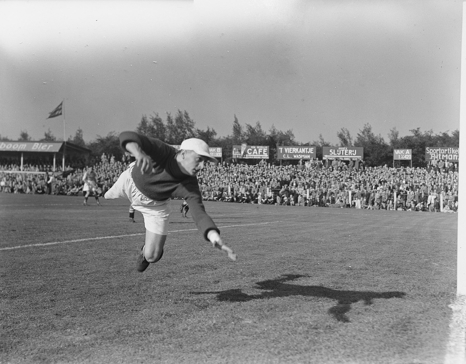 Oudst levende Feyenoorder Henk van der Bijl (98) keert morgen terug in De Kuip