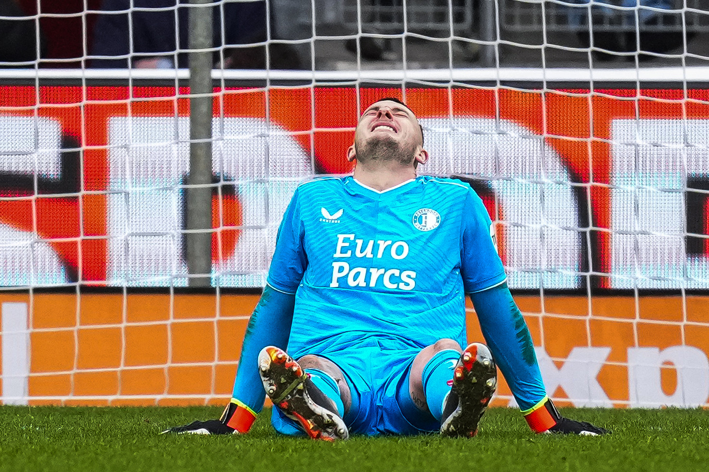 Justin Bijlow opnieuw geblesseerd; doelman in tranen van het veld