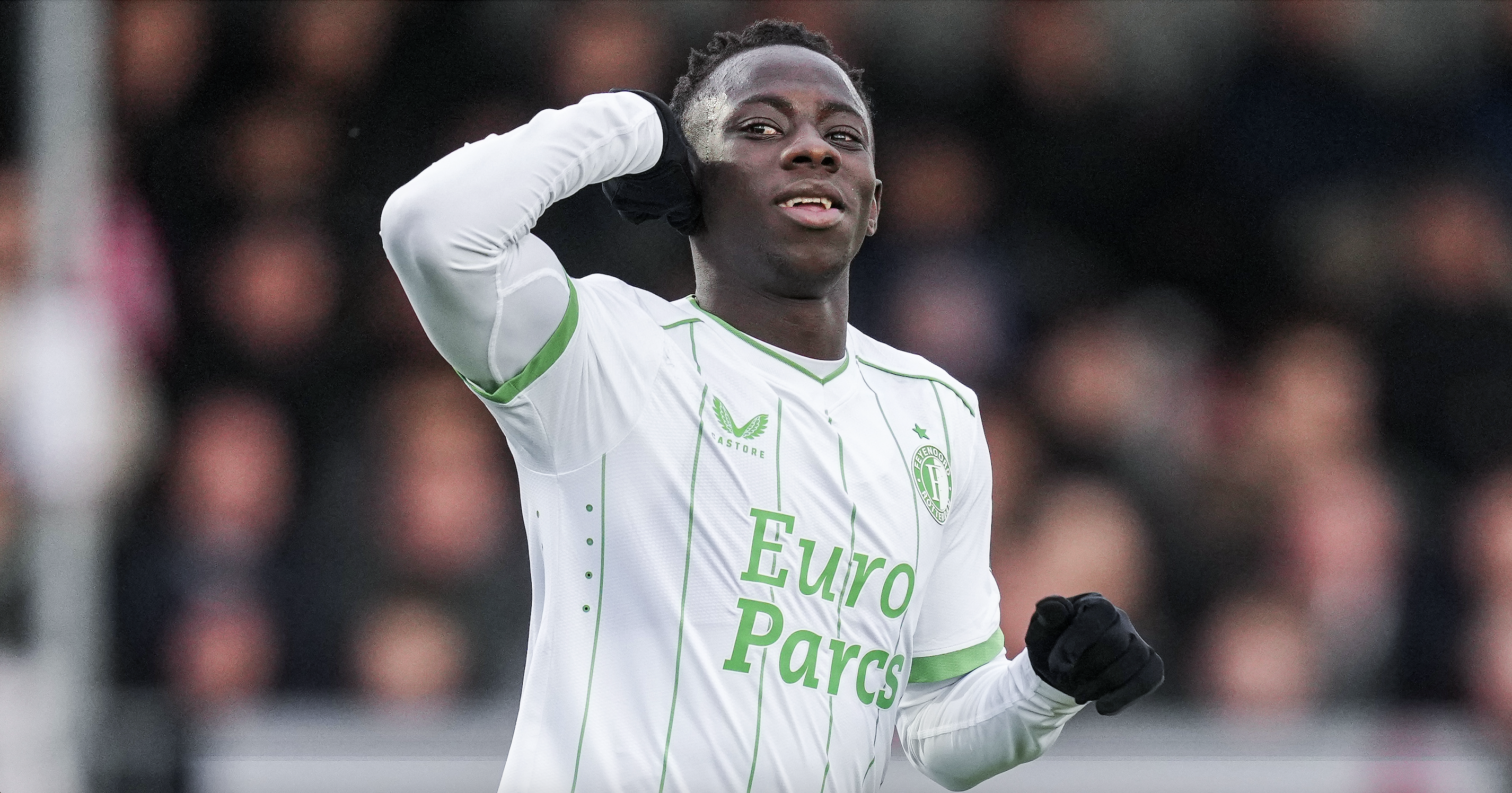 Dubbelslag Minteh helpt uitgeblust Feyenoord langs Almere