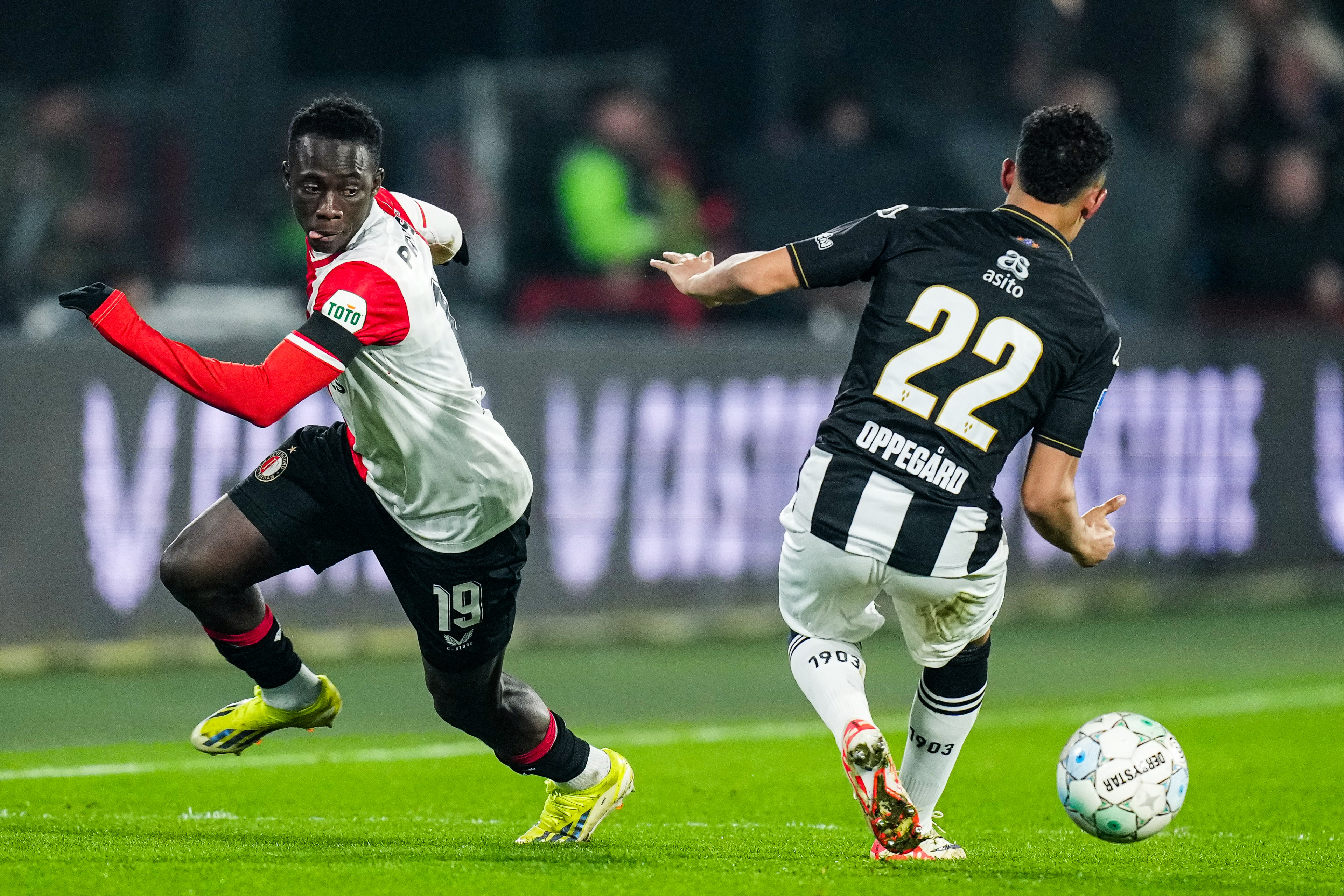 Minteh nestelt zich met goal in illuster rijtje Feyenoord-tieners