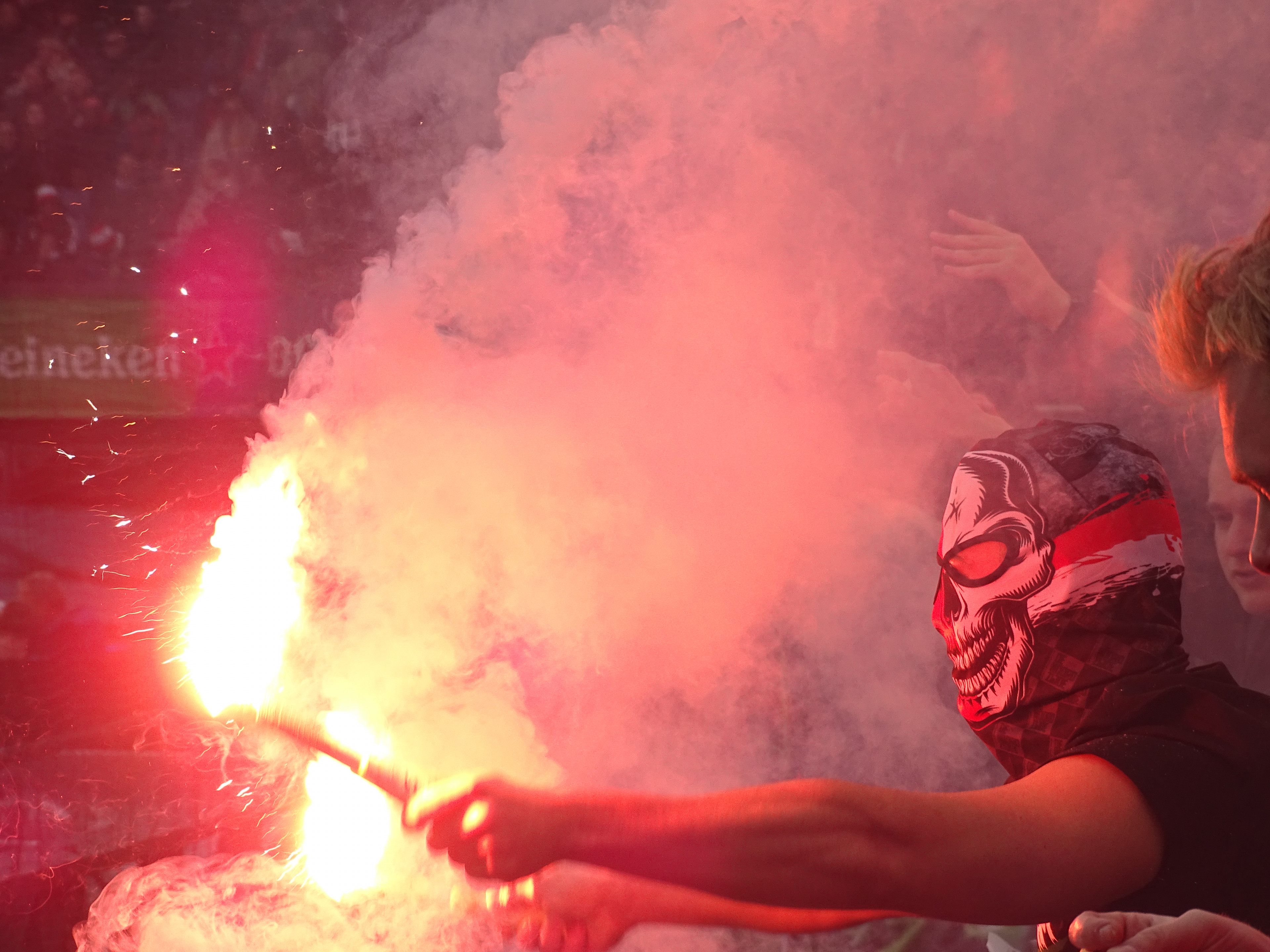 Partijen wijzen naar elkaar over vuurwerk in bekerfinale