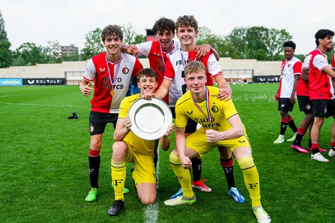 Feyenoord-jeugd laat Ajax en PSV ver achter zich