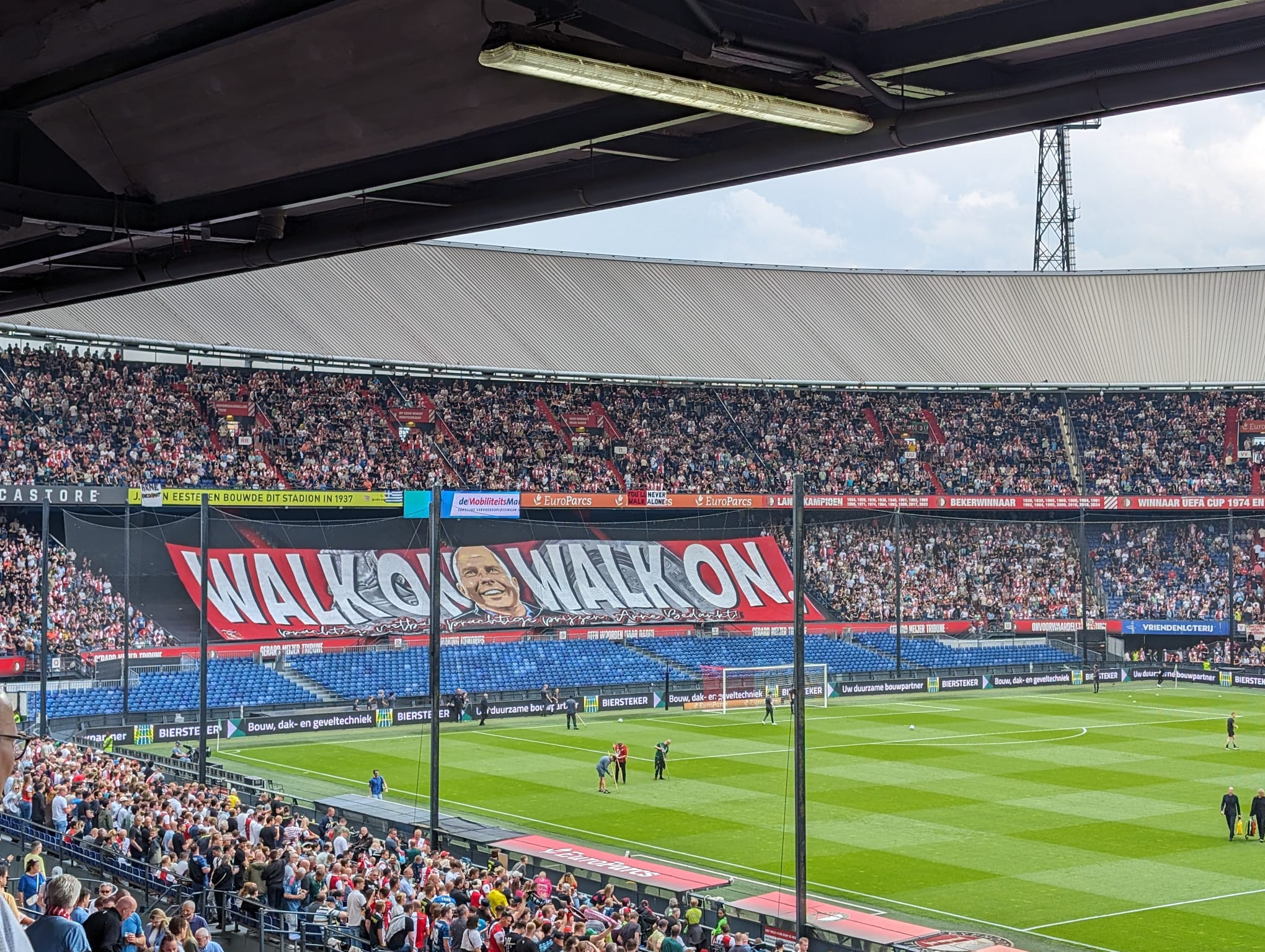 Feyenoord bezorgt Slot zorgeloos afscheidsduel met 4-0 zege op Excelsior