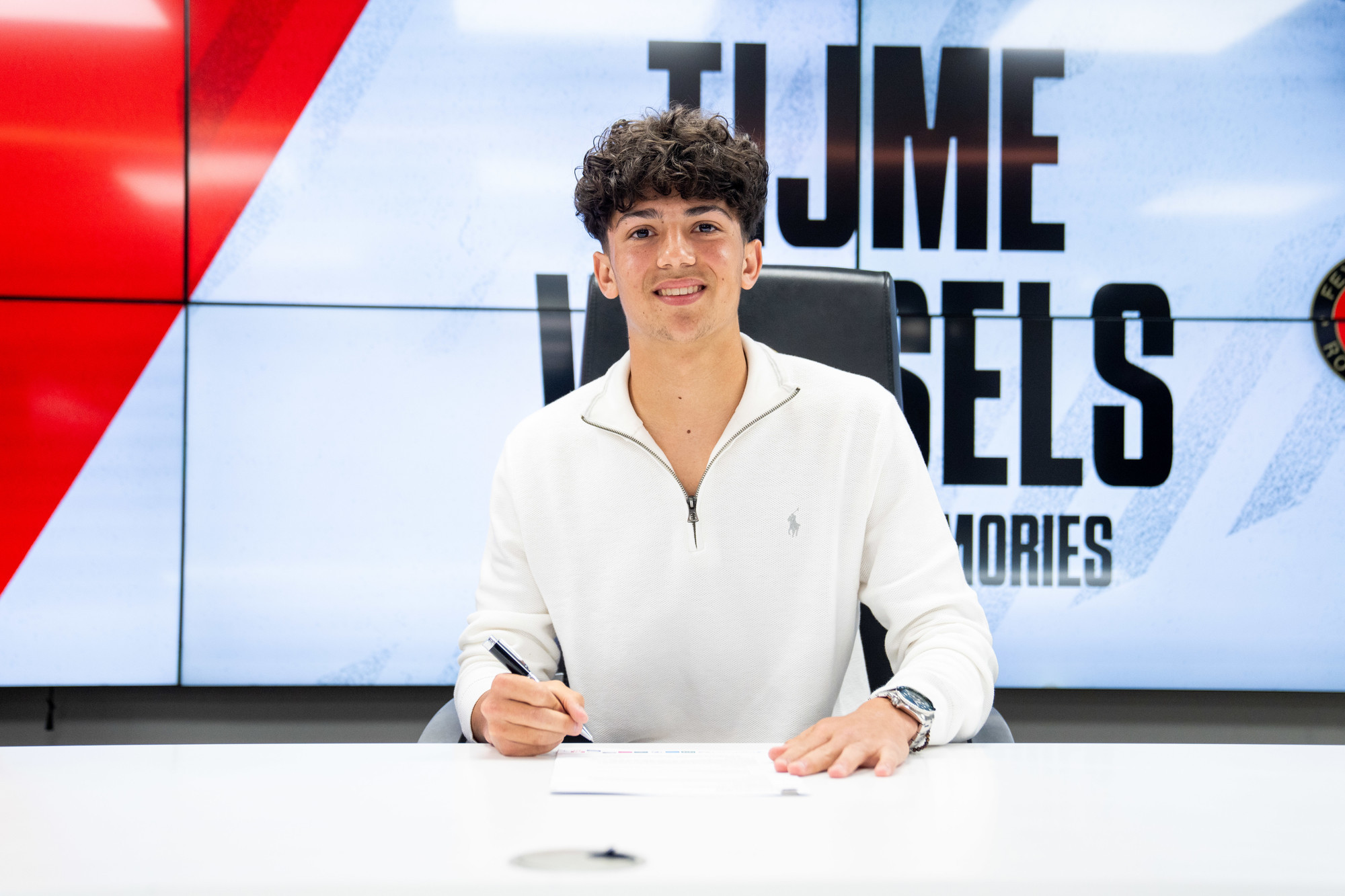 Officieel • Tijme Wessels ondertekent profcontract