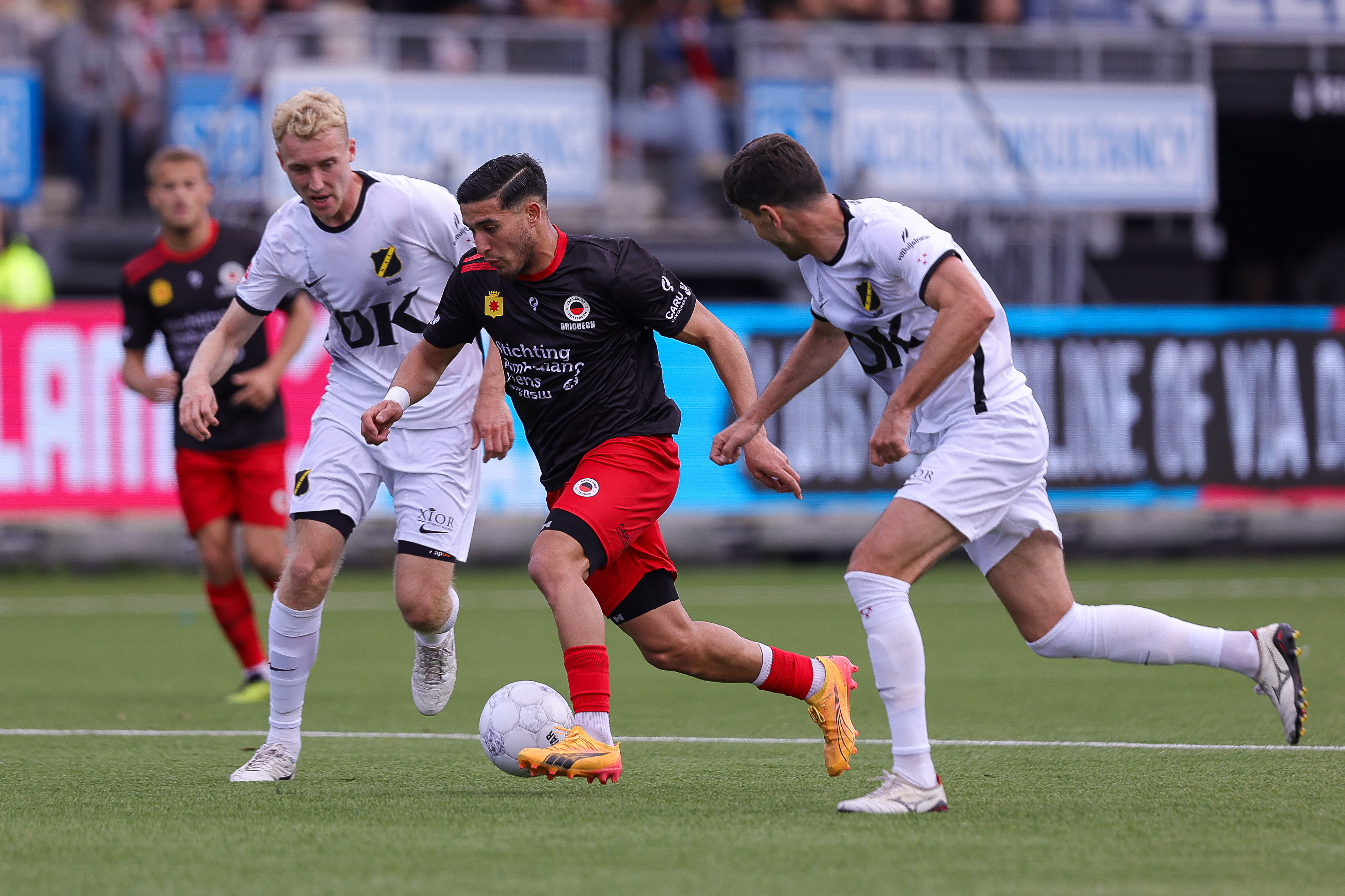 Eredivisie • NAC promoveert na spektakelstuk in Kralingen