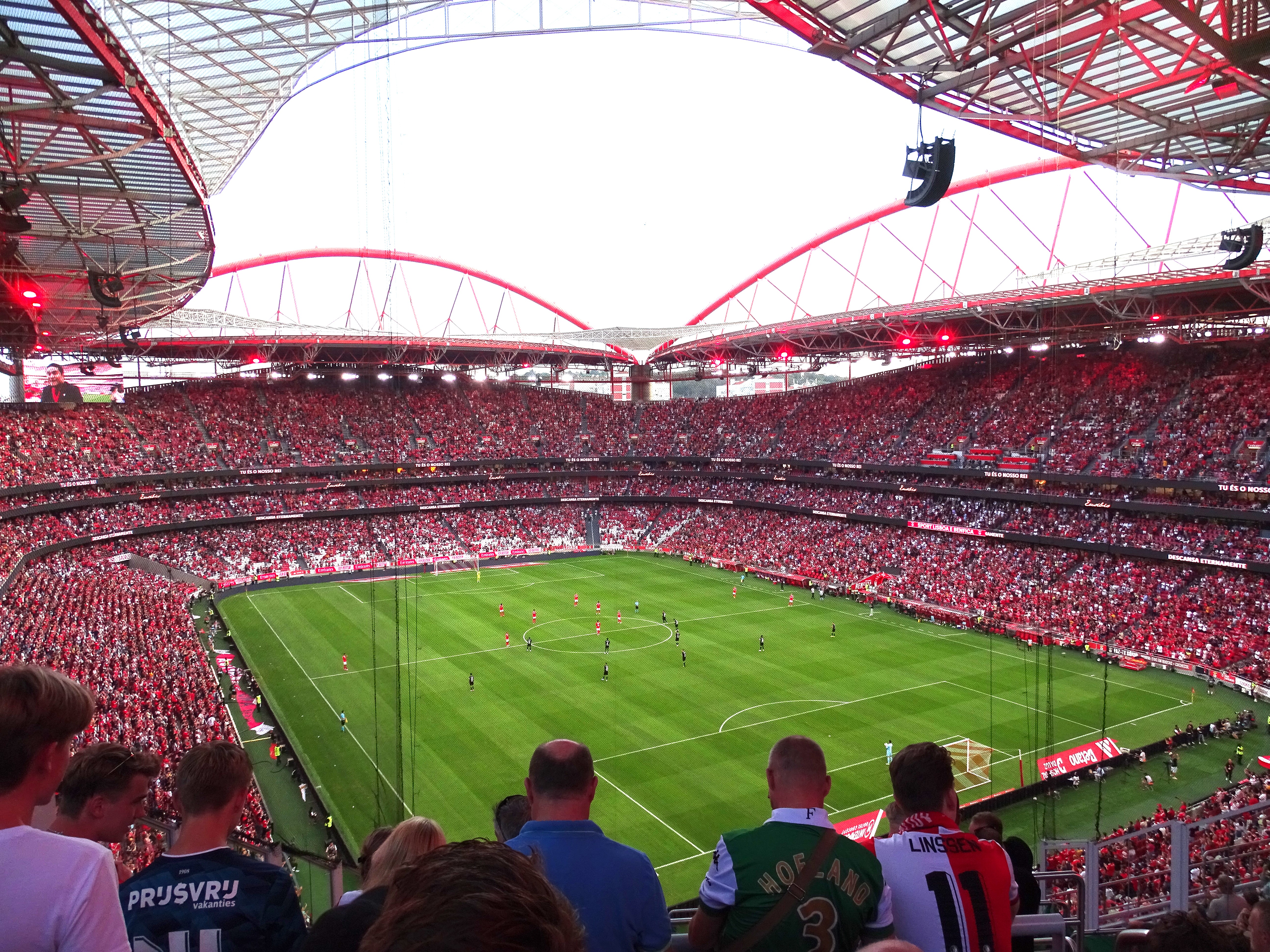 Onrustige avond in Lissabon; Feyenoorders aangevallen op terrassen: "Het vloog allemaal door de lucht"