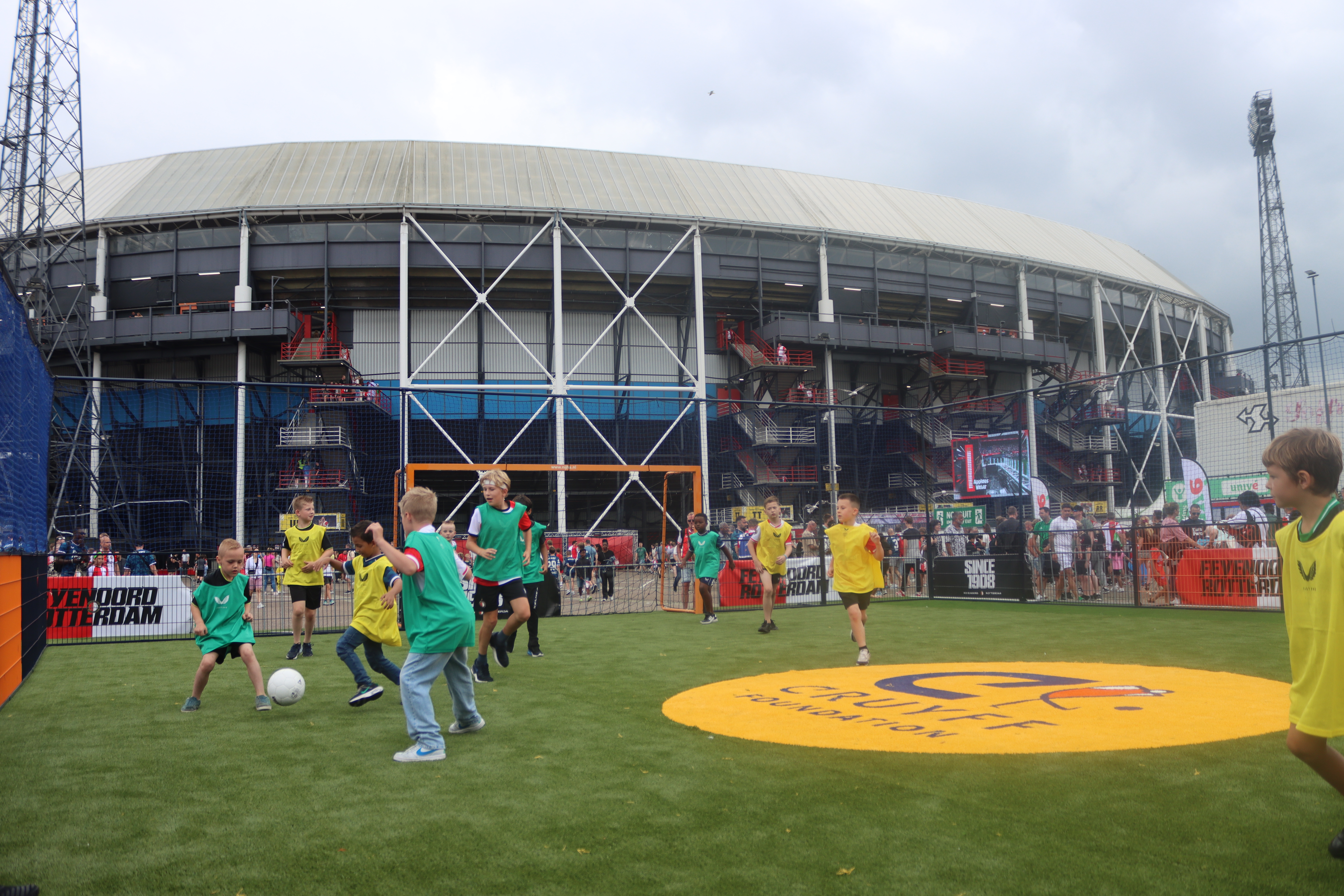 Kinderactiviteiten en foodtrucks bij openbare training Feyenoord