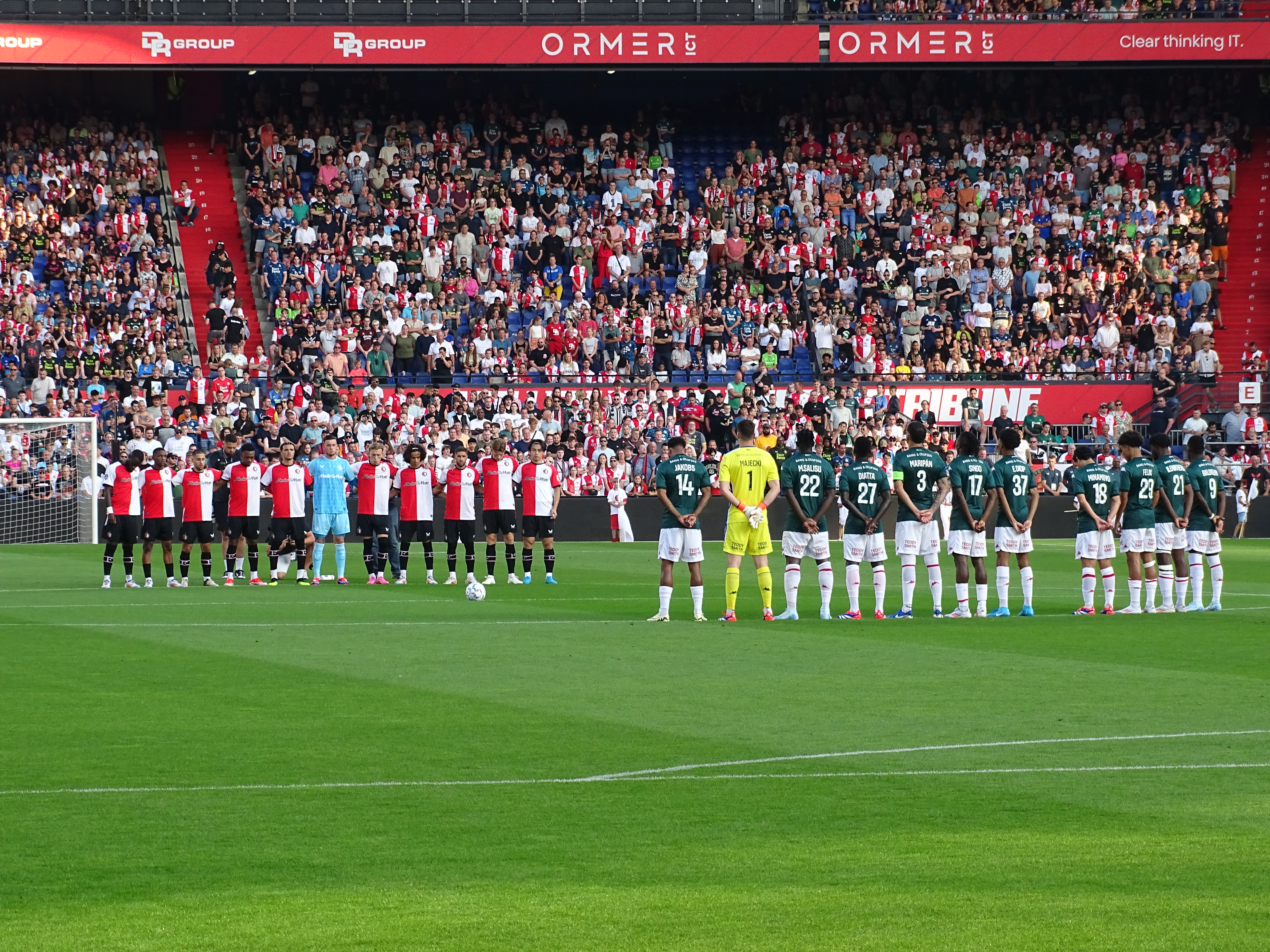 Eredivisie en KKD eren Leo Beenhakker met minuut stilte