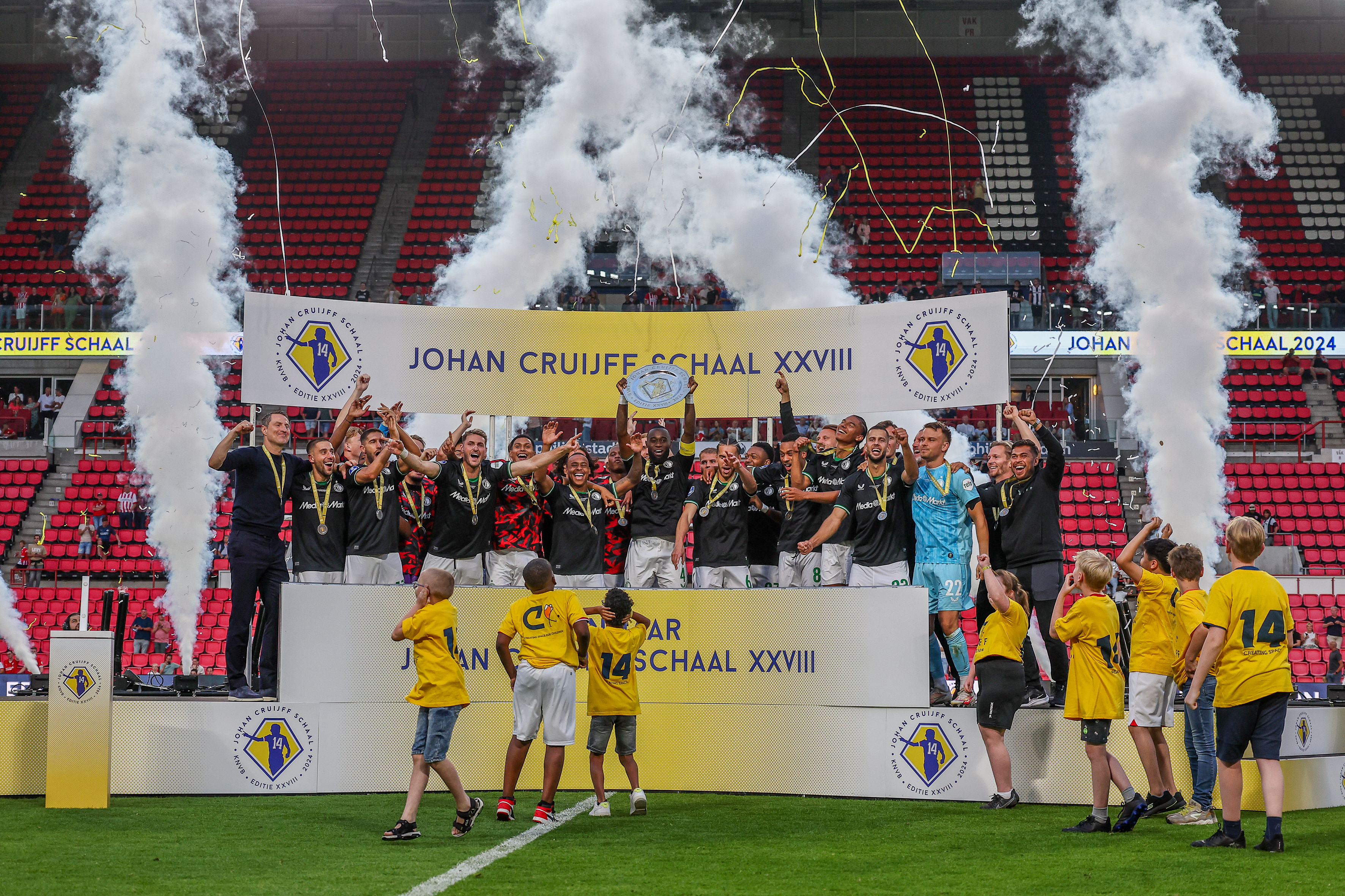 Feyenoord wint strijd om Johan Cruijff Schaal van PSV na strafschoppen