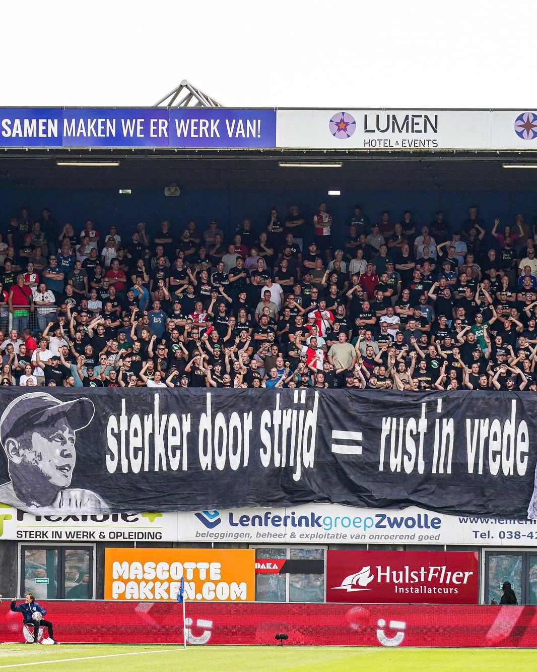 Feyenoordsupporters eren een overleden kameraad